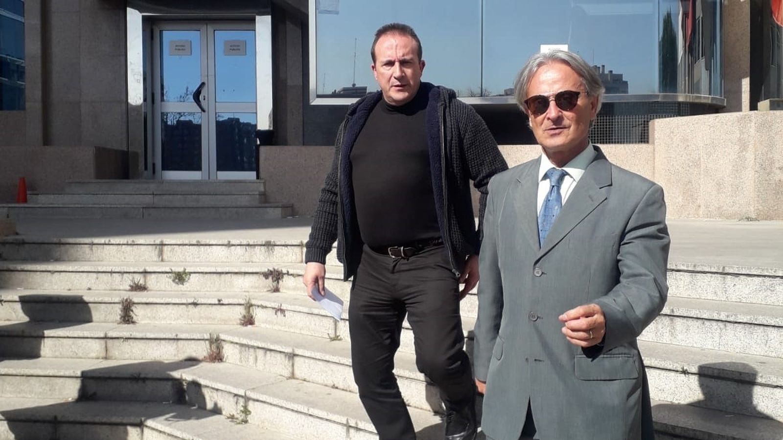 José Manuel Pinto i el seu advocat, Ramón Bosch, eixint de l'Audiència de Madrid. Europa Press