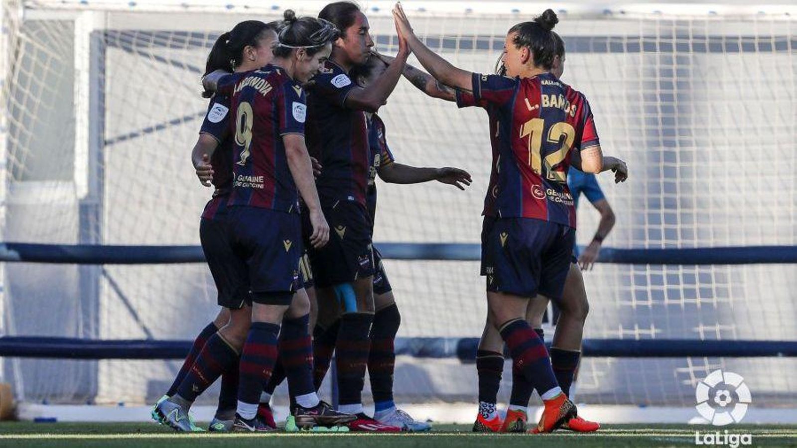 Les jugadores del Llevant celebren un dels gols