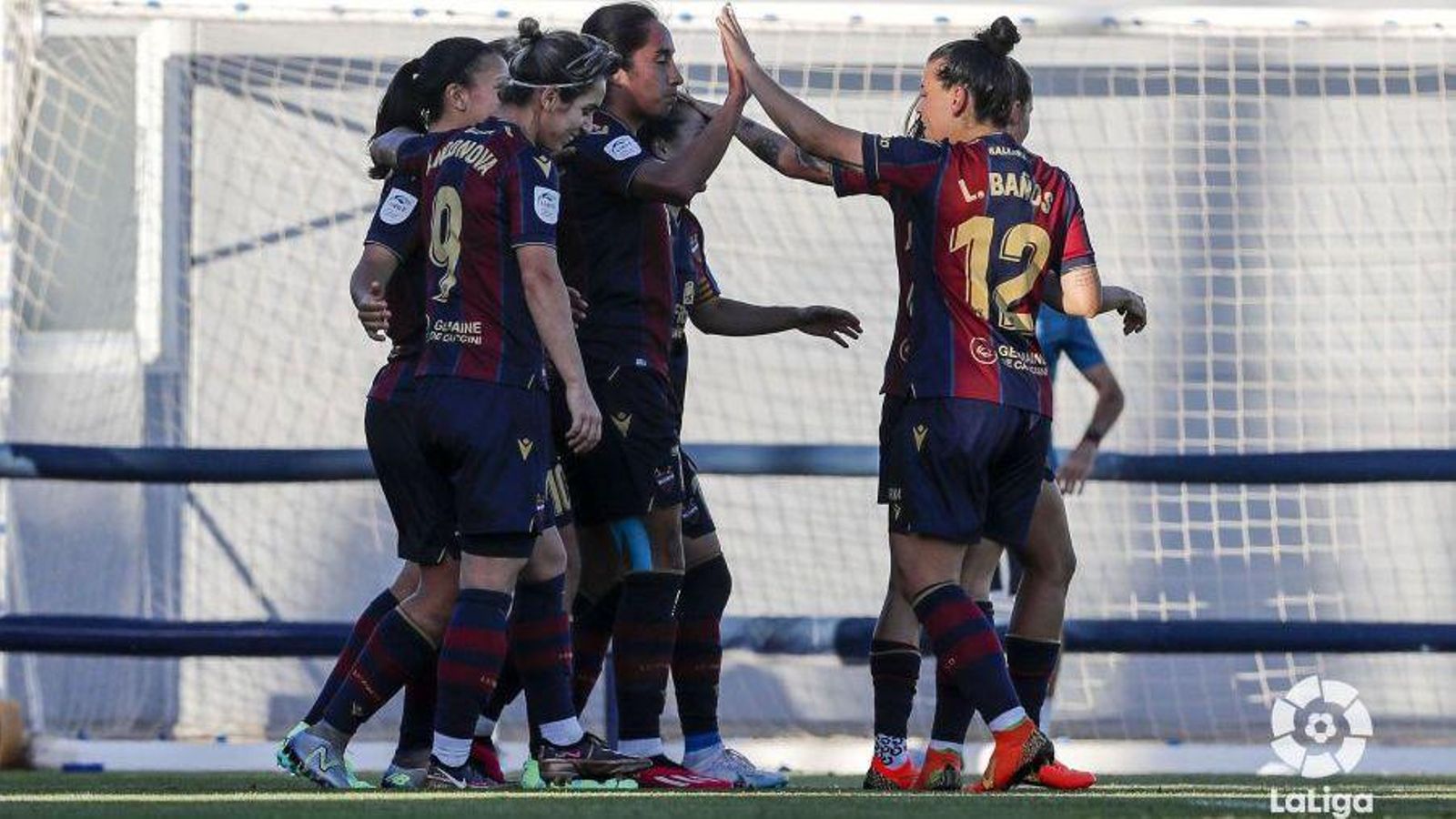 Les jugadores del Llevant celebren un dels gols Les jugadores del Llevant celebren un dels gols