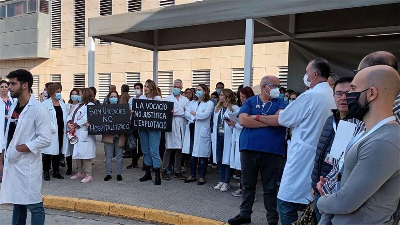 Protesta dels treballadors a l'Hospital de la Ribera