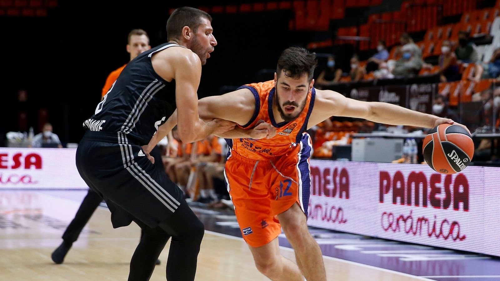 L'aler del València Basket, Nikola Kalinić, en una jugada amb l'extaronja Antoine Diot durant l'amistós disputat a la Fonteta