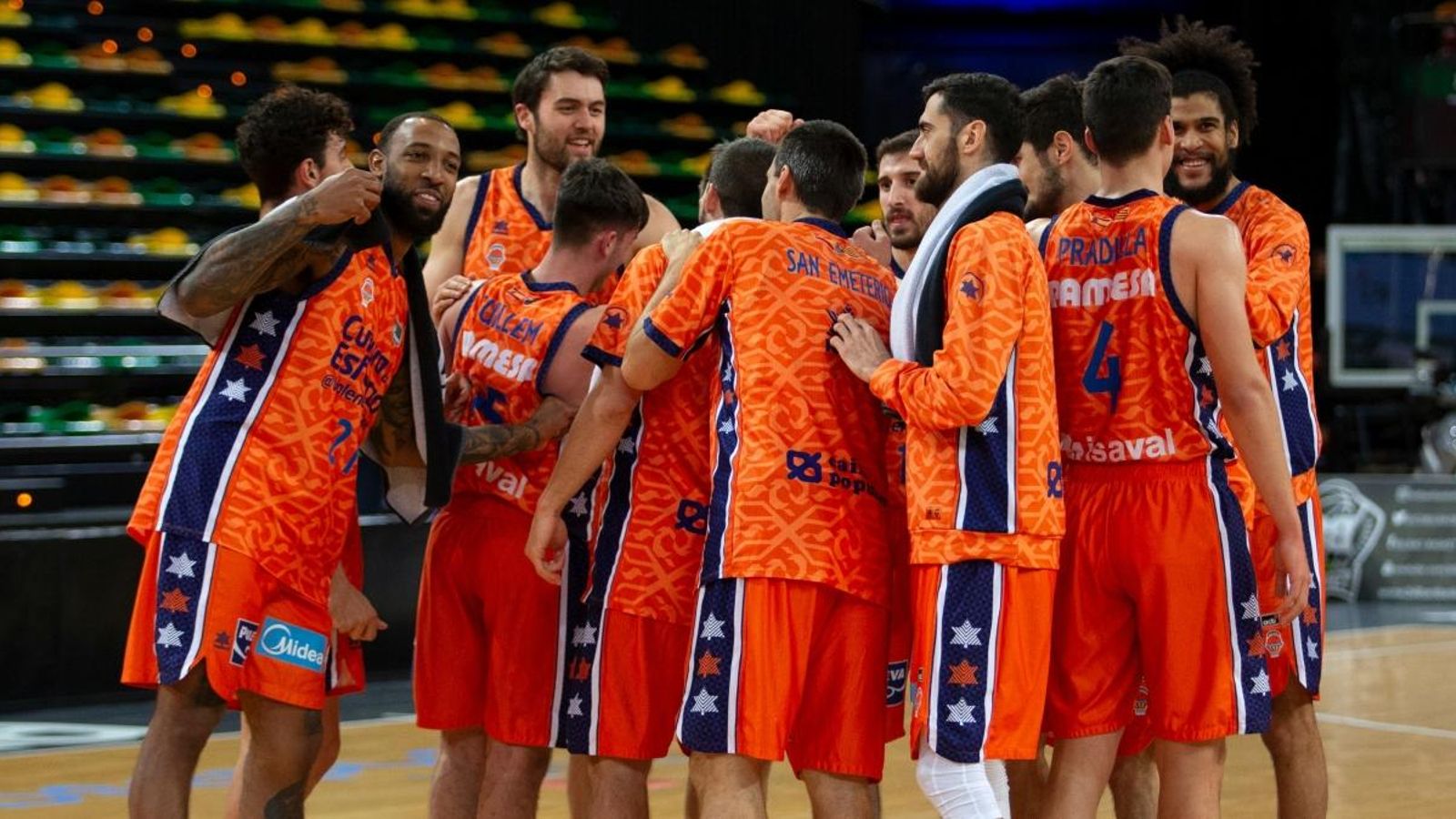 Els jugadors del València Basket celebren la victòria en l'últim partit davant el Bilbao Basket