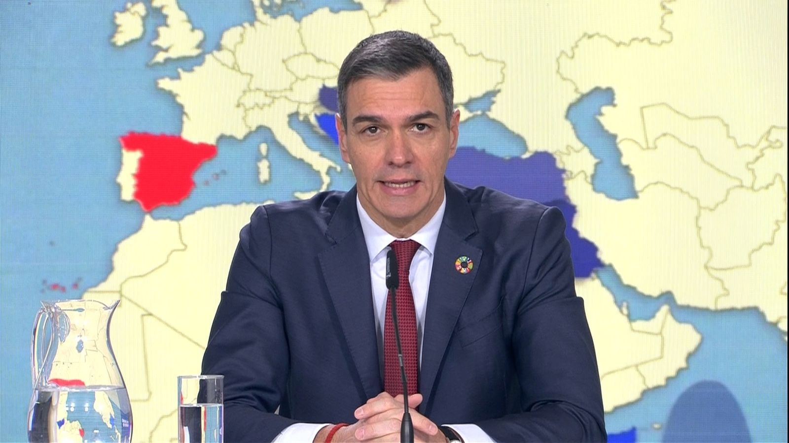 Sánchez recorda els treballs de la DANA durant el discurs dirigit a les tropes