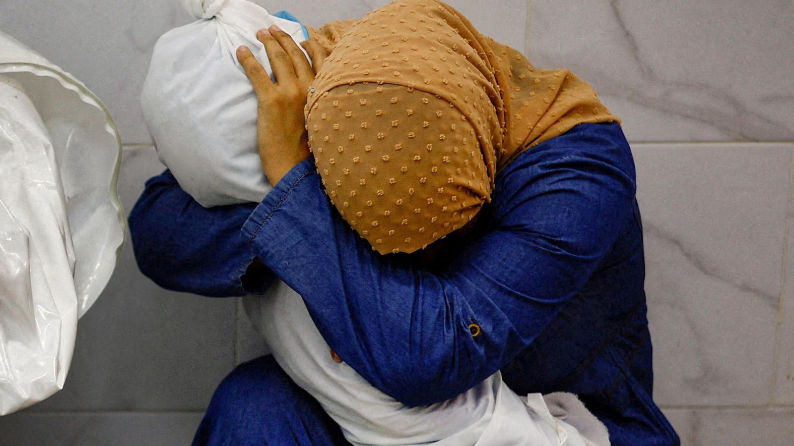 Una dona abraça la seua neboda que acaba de perdre la vida en la Franja de Gaza, foto guardonada al World Press Photo