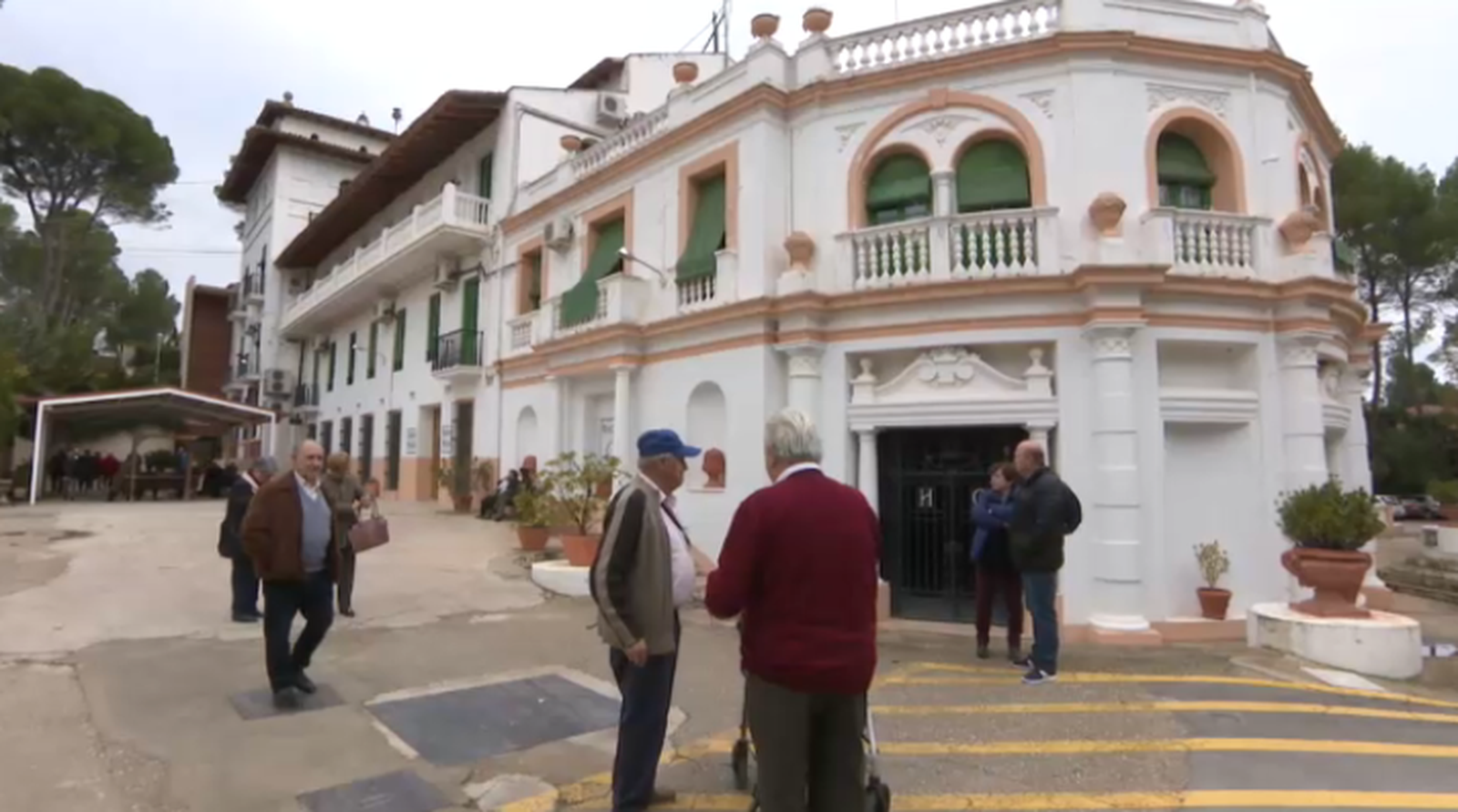 Façana del balneari de Cofrents