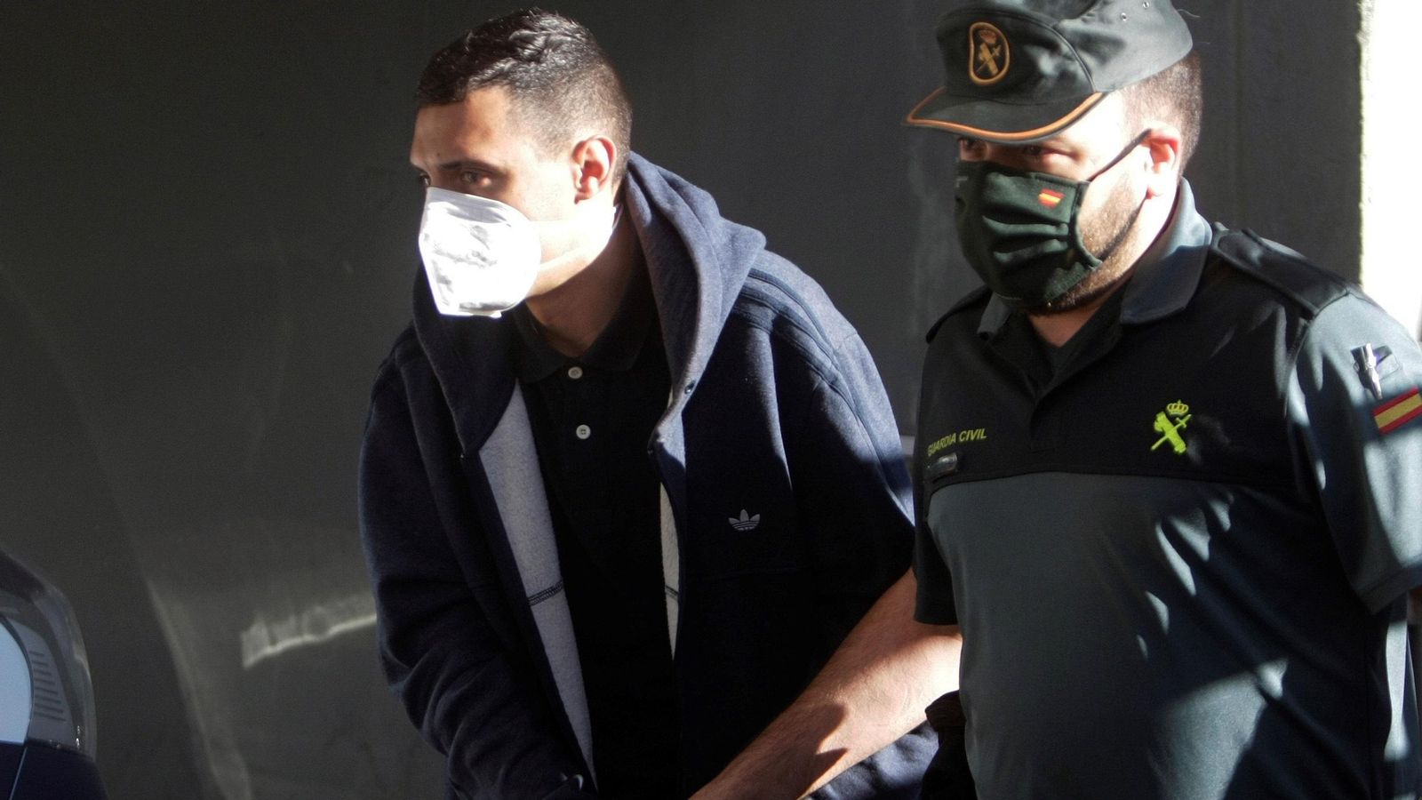 Un dels tres detinguts empresonats pel crim de Samuel Luiz és escortat de camí al jutjat d'instrucció número 8 de la Corunya