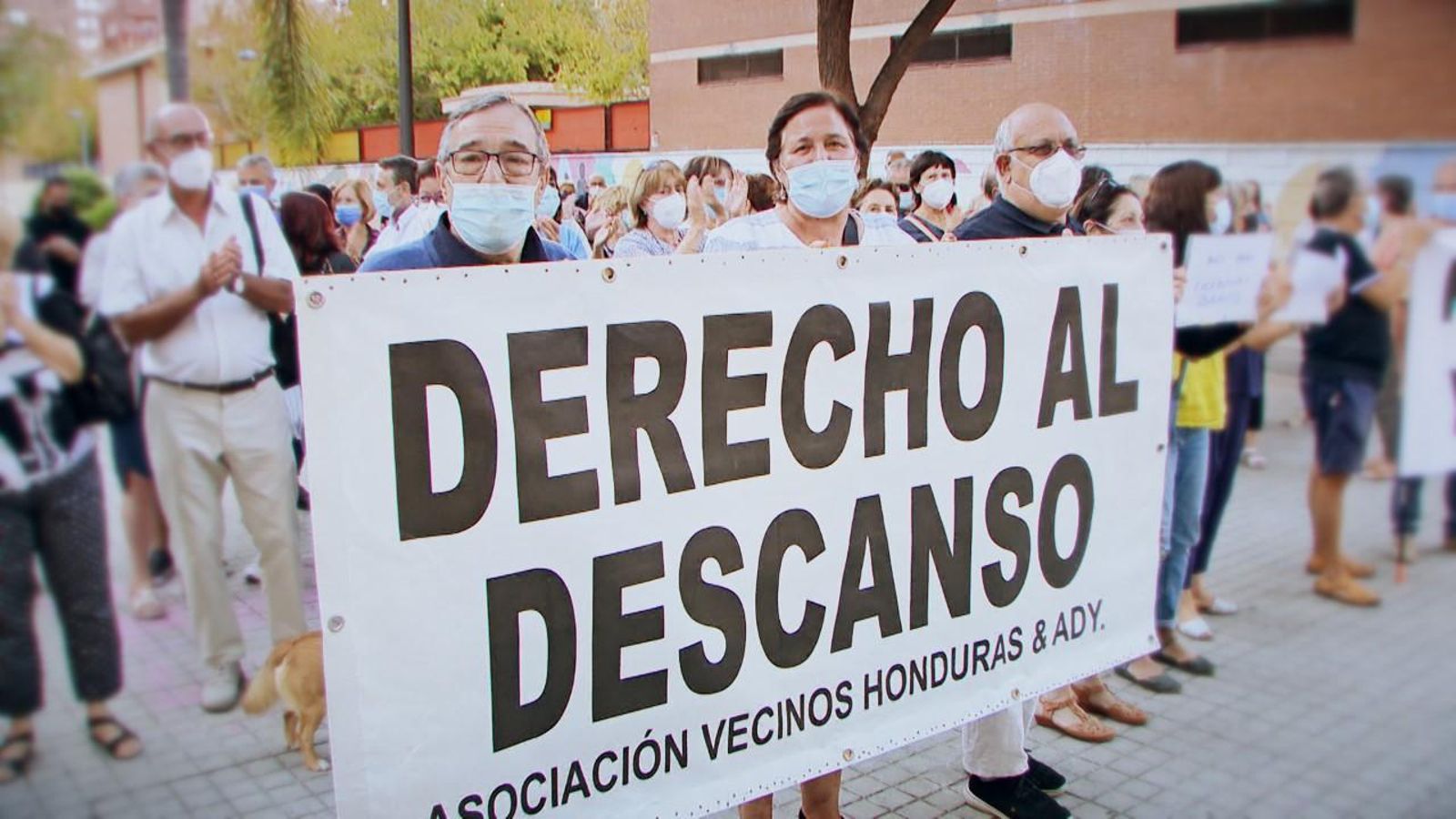 Veïns de la plaça Hondures de València es manifesten per a demanar que desapareguen els botellons de la zona