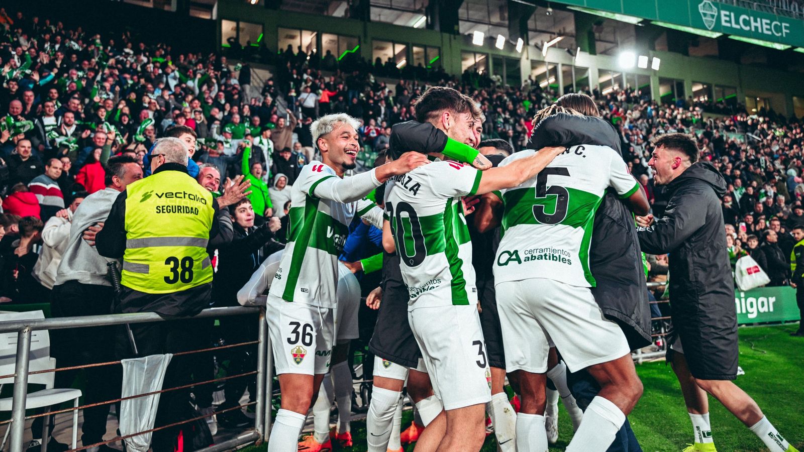 Els jugadors de l'Elx celebren el gol del triomf