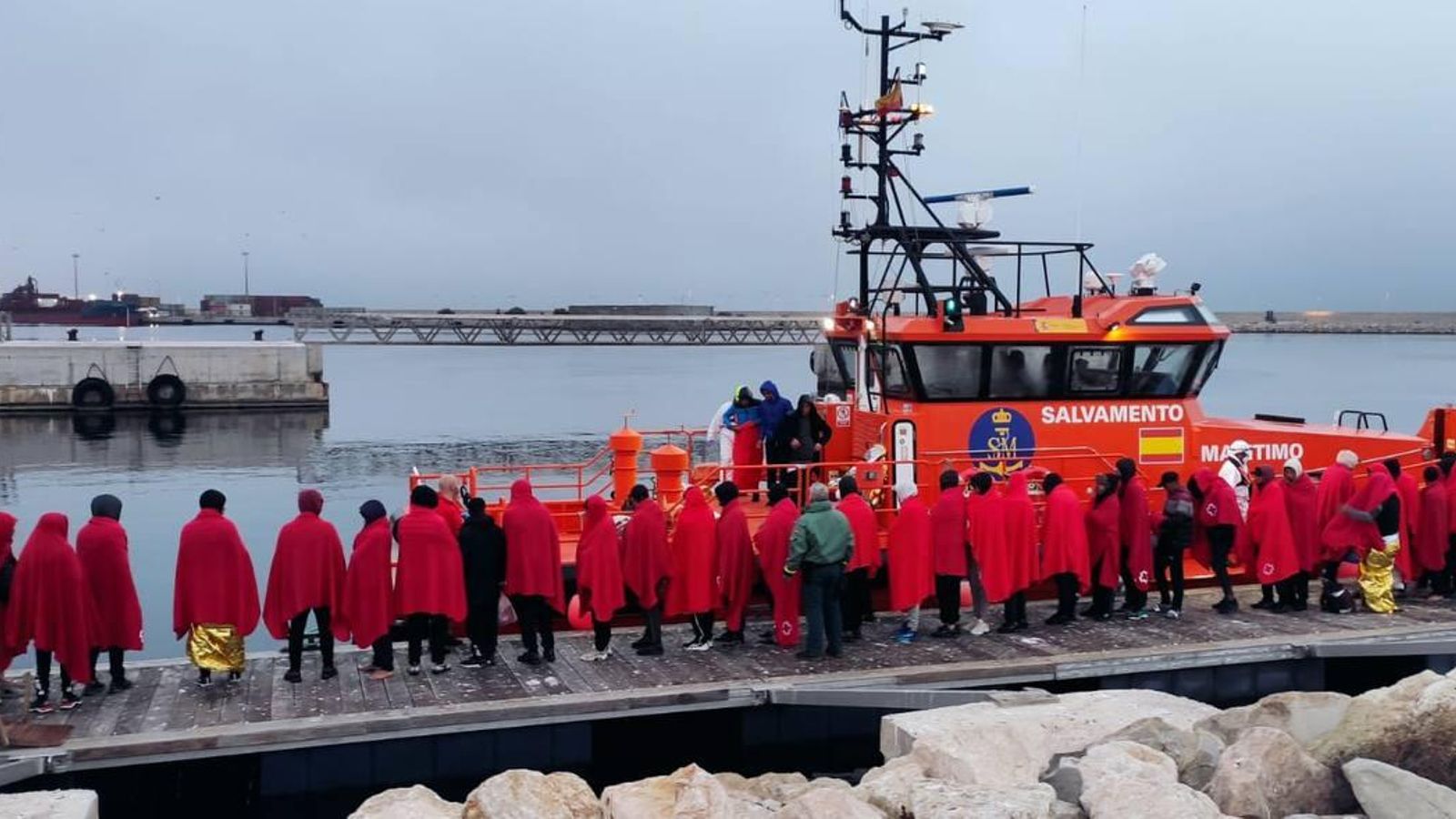 Migrants atesos a la seua arribada al port d'Alacant