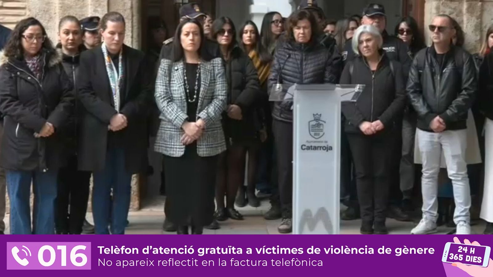 En imatge, el minut de silencia a Catarroja per la mort de Natividad