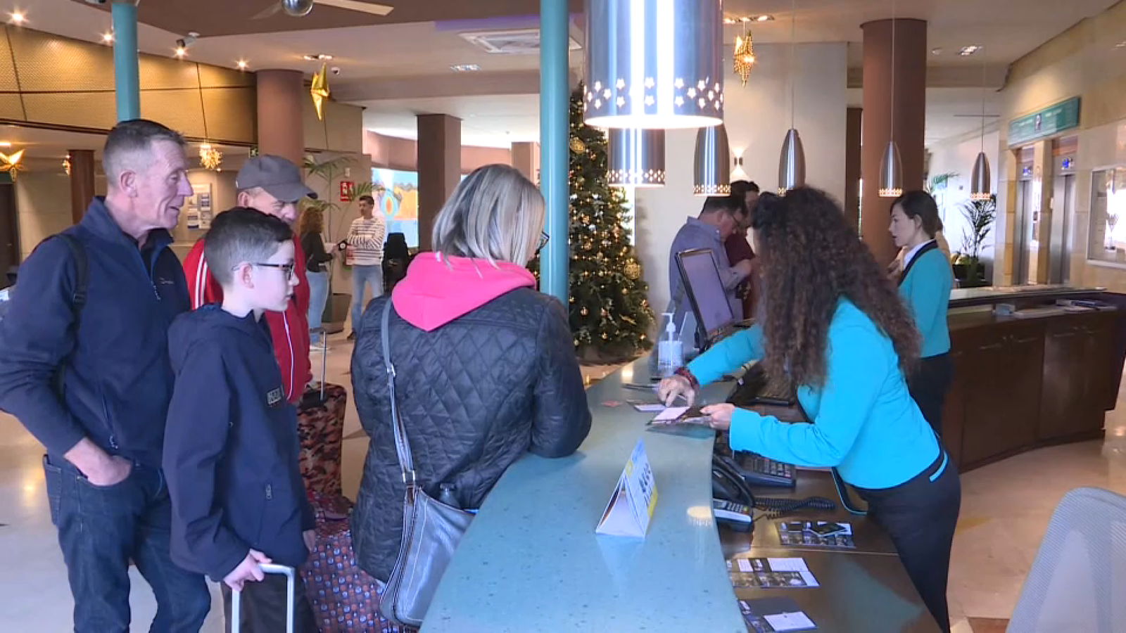 Turistes arriben a hotels de la Comunitat Valenciana aquest divendres per a passar la nit de Cap d'Any