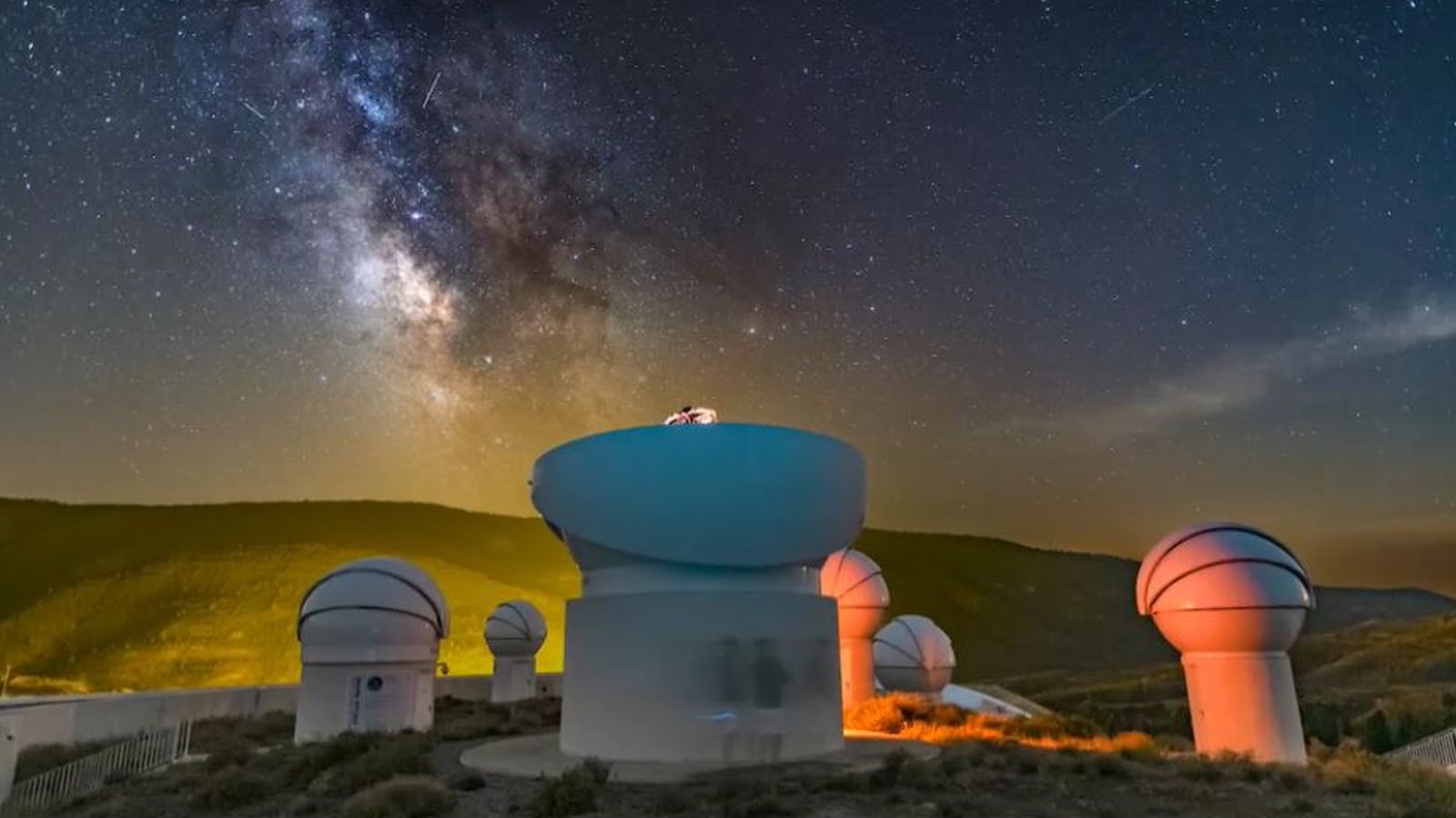 Imatge nocturna de les instal·lacions de Galáctica, el centre de divulgació astronòmica de Terol.