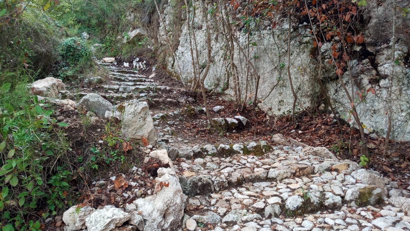 La Vall de Gallinera recupera camins rurals construïts amb la tècnica de la pedra seca