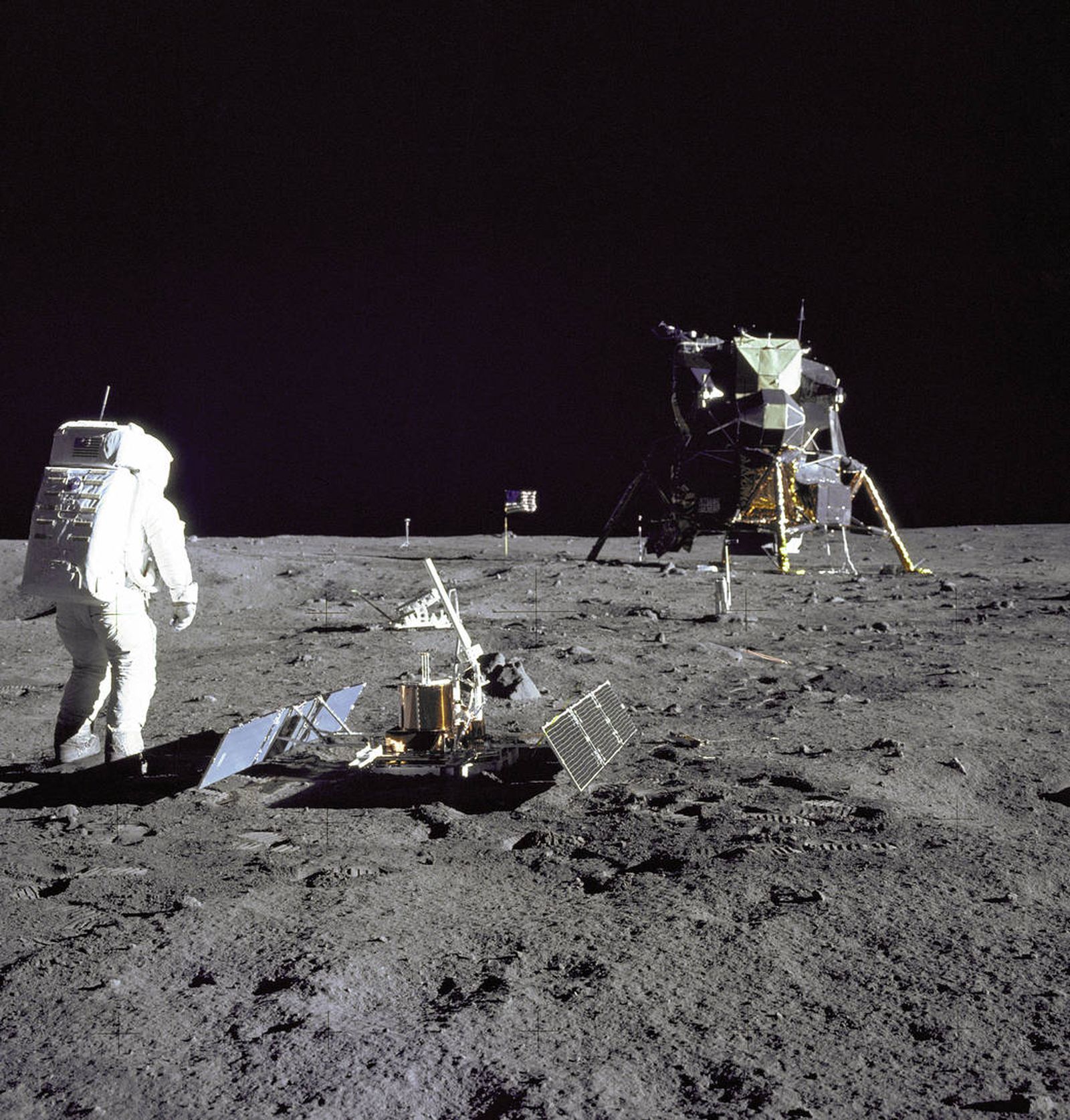 Astronautes de l'Apollo 11 en la Lluna, es veu el cel completament negre