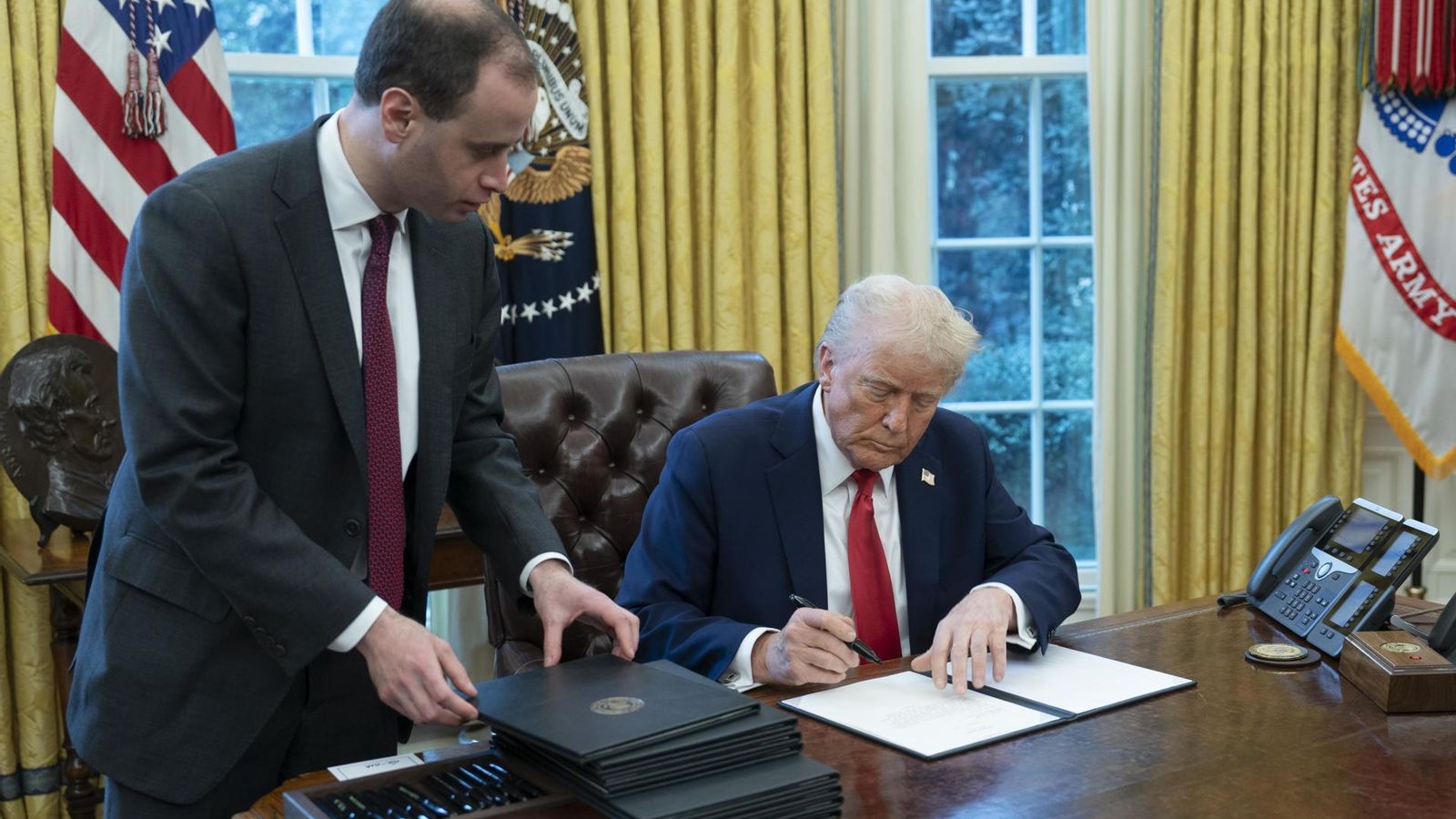 Trump signa les ordres executives al despatx oval de la Casa Blanca US President Trump signs executive order in the Oval Office