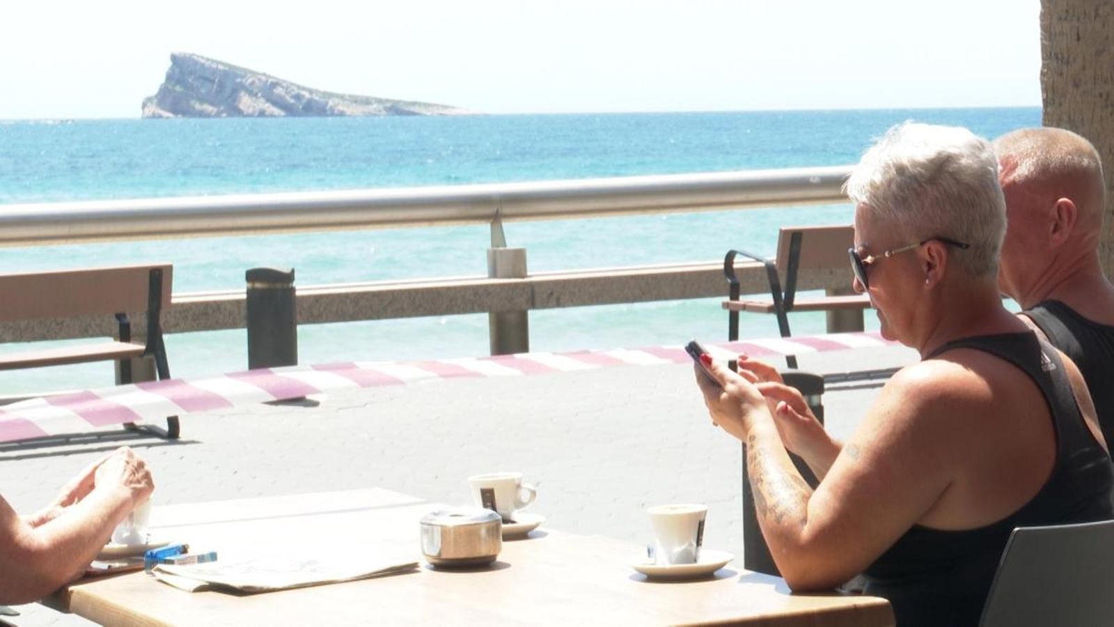 Imatge d’una de les terrasses que ha obert a Benidorm en la fase 1 de la desescalada