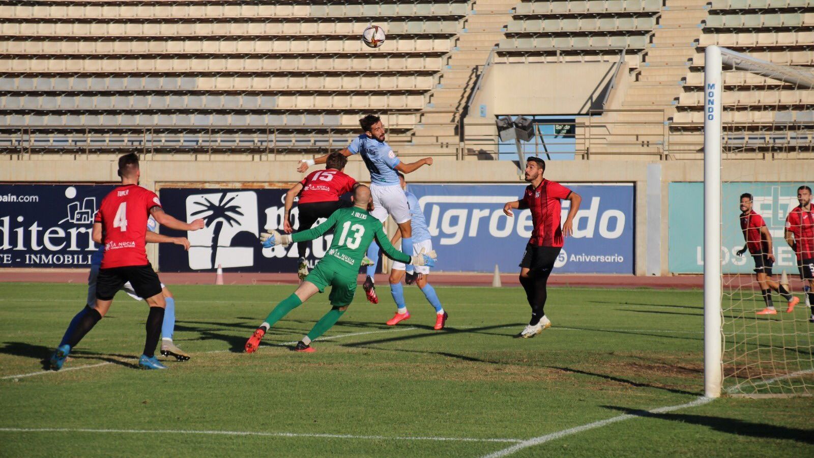 Els jugadors de la Nucia defensen un atac local