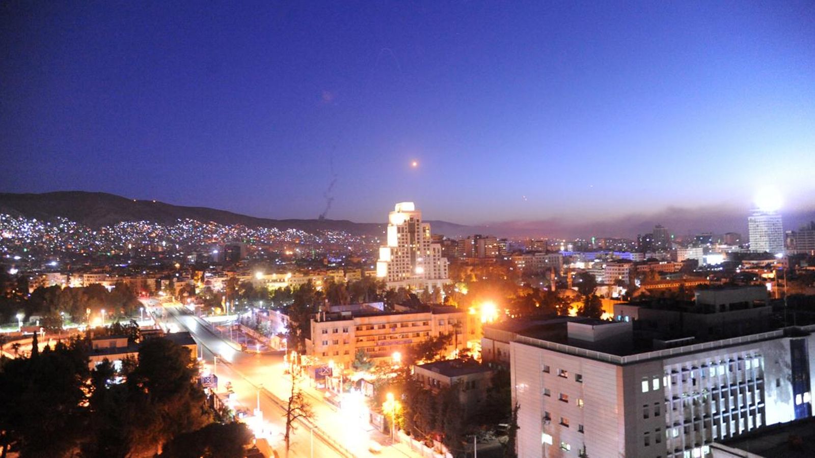 Segons l'Observatori Sirià de Drets Humans, les tropes sirianes han llançat fins a 20 barrils explosius contra diversos punts als pobles d’Abdin, Al-Habit, Al-Tah, Hish i Al-Tamanaa, al sud d'Idlib