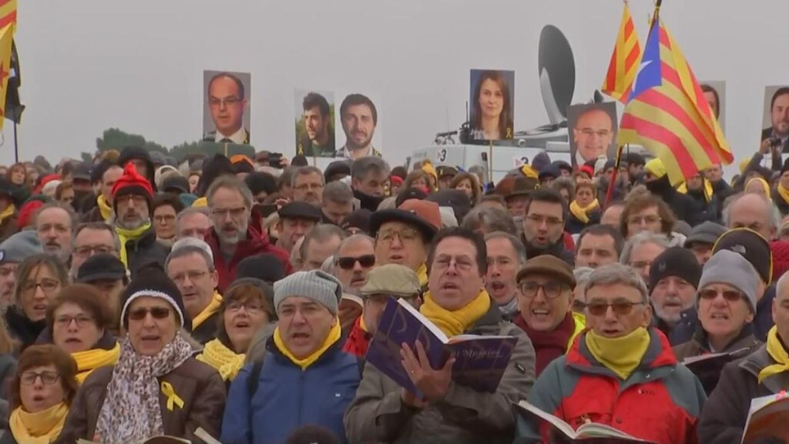 450 cantors interpreten \'El Messies\' de Händel davant de la presó de Lledoners, a Catalunya