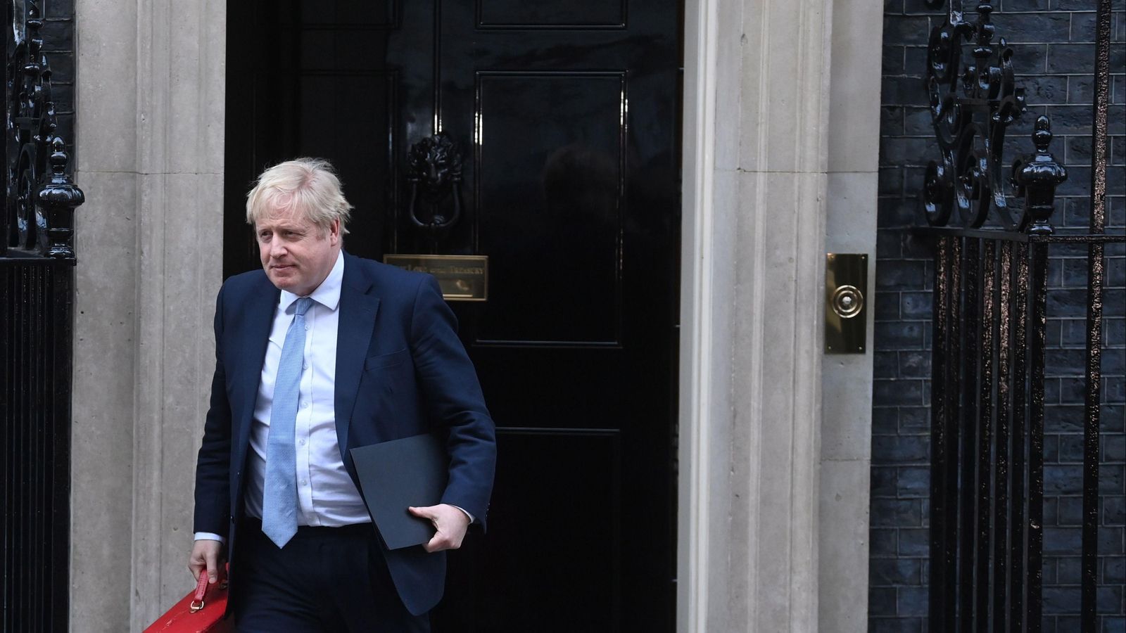 El primer ministre britànic, Boris Johnson, eixint de Downing Street