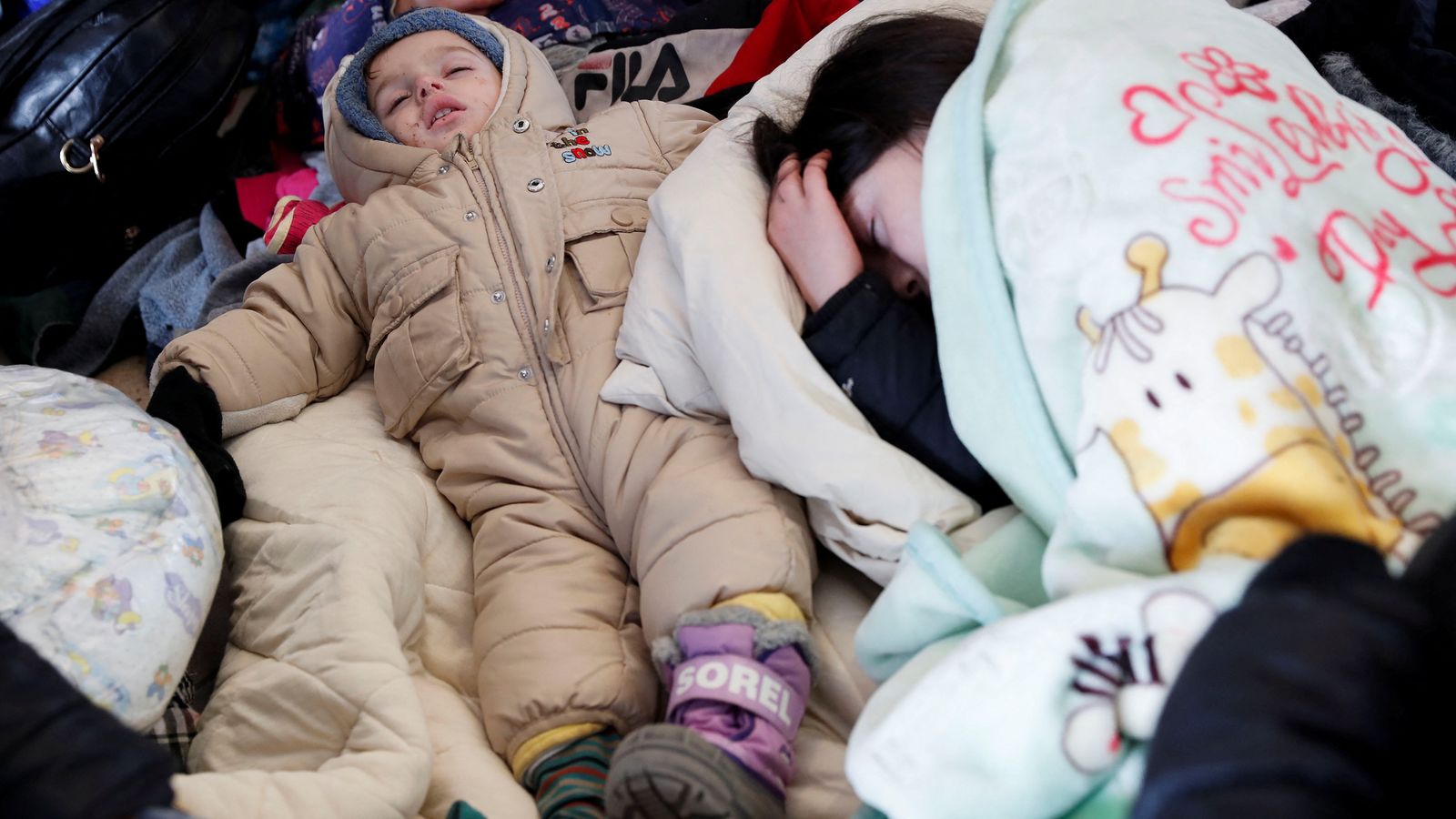 Menors ucraïnesos dormen a una estació de tren després d'arribar a Hongria fugint de la guerra