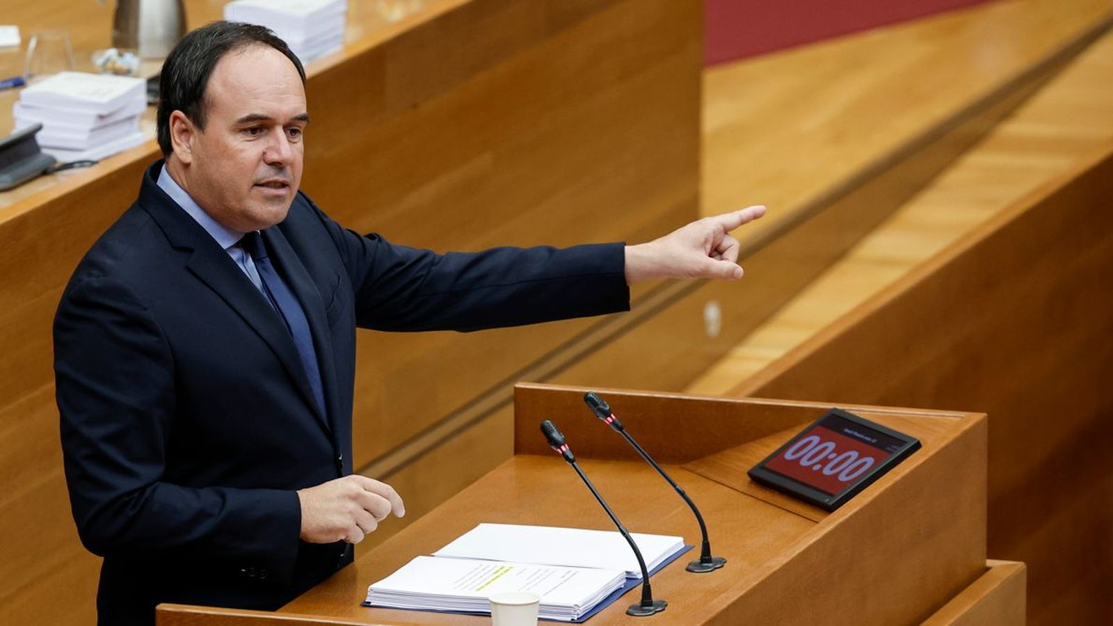 El president de la Generalitat, Juanfran Pérez Llorca, a l'atril de les Corts