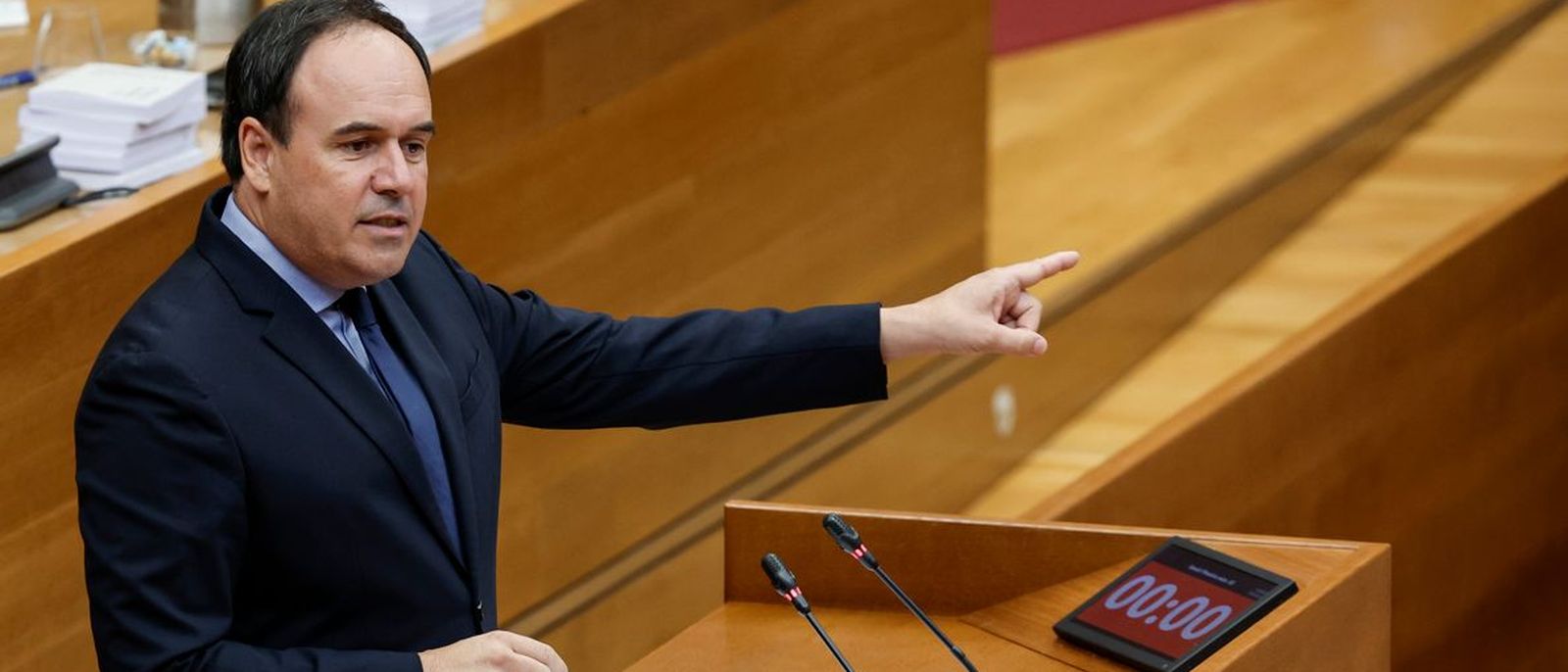 El president de la Generalitat, Juanfran Pérez Llorca, a l'atril de les Corts