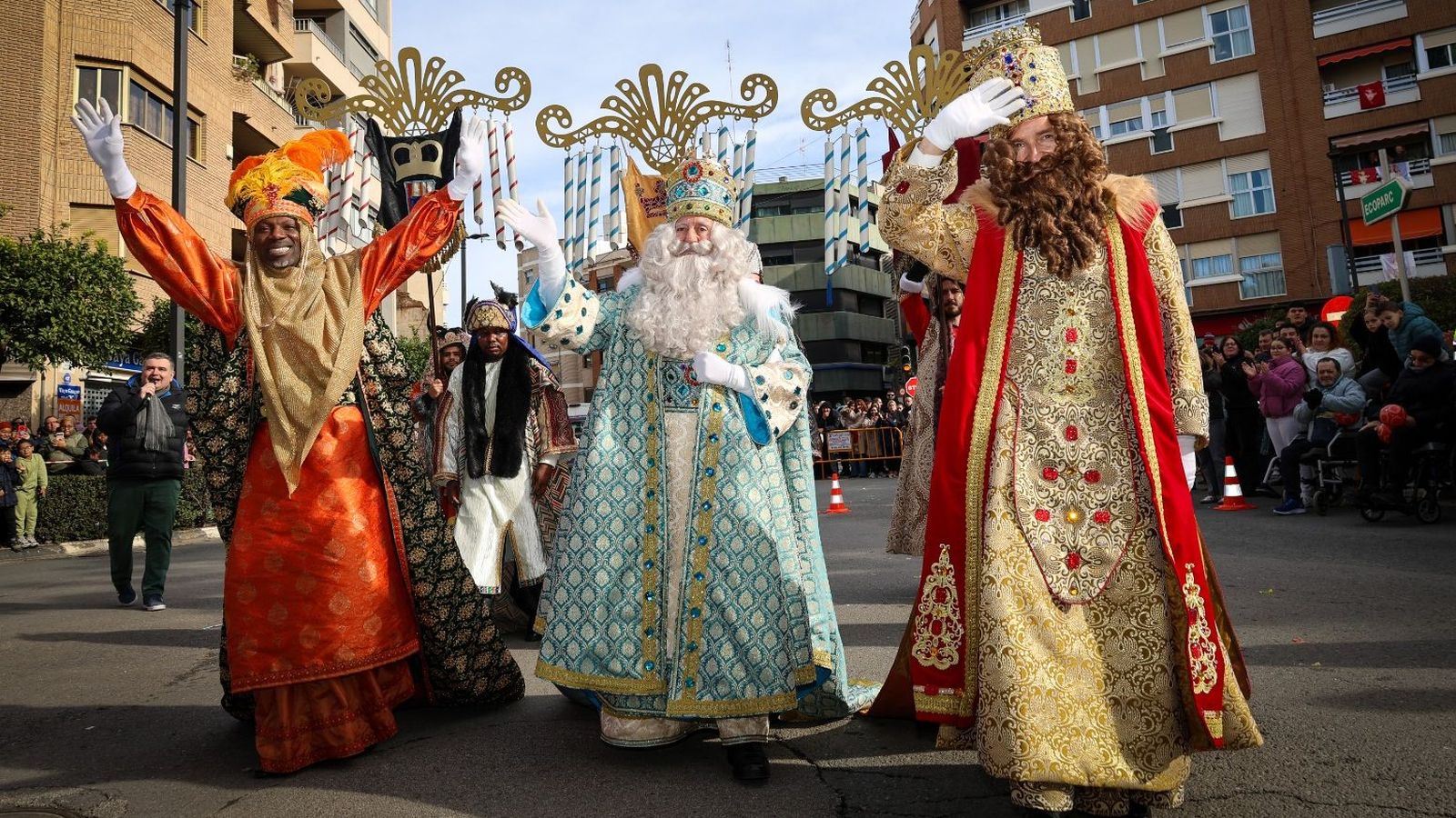Els Reis d'Orient, en baixar-se de la carrossa, en la cavalcada que ha celebrat Torrent este dimarts al migdia