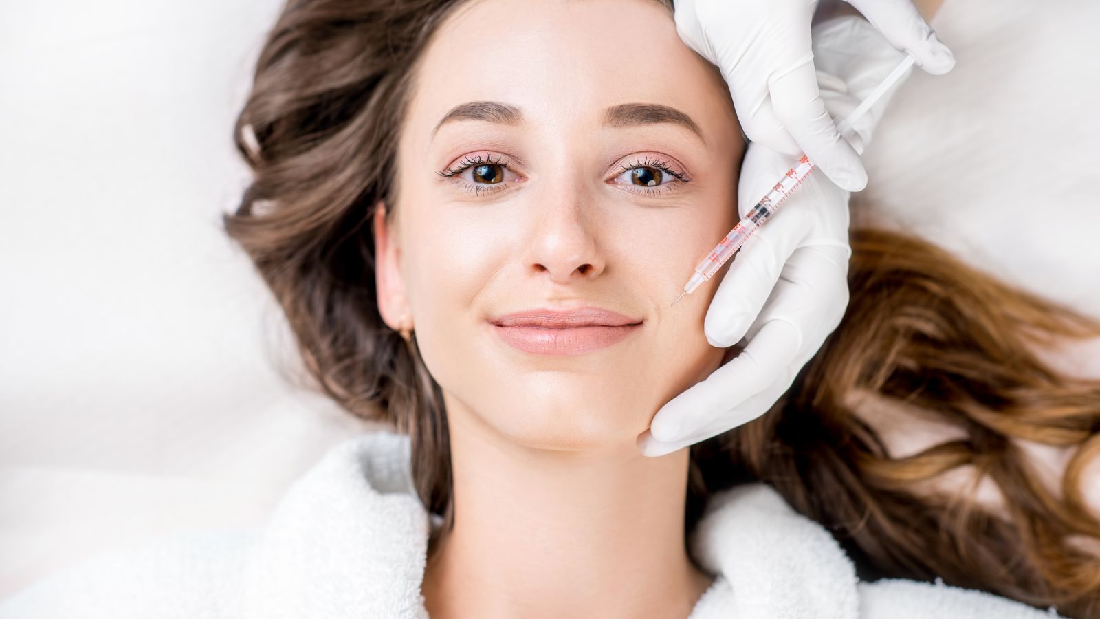 Una imatge d'una jove, davant un tractament estètic