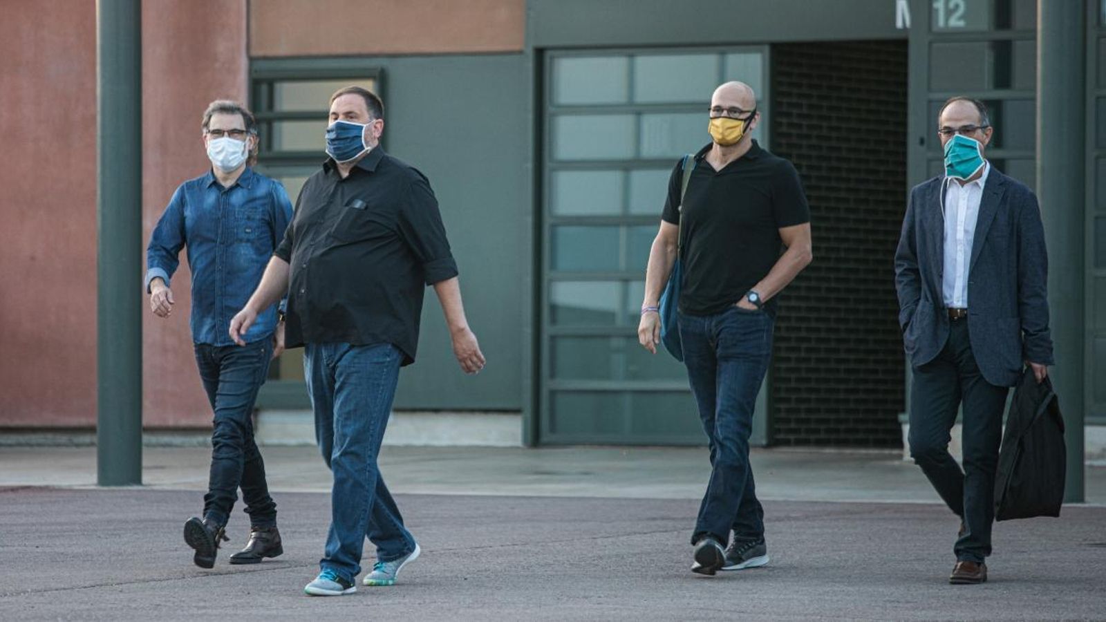 Jordi Cuixart, Oriol Junqueras, Raül Romeva i Jordi Turull ixen de la presó de Lledoners per primera vegada amb la semillibertat