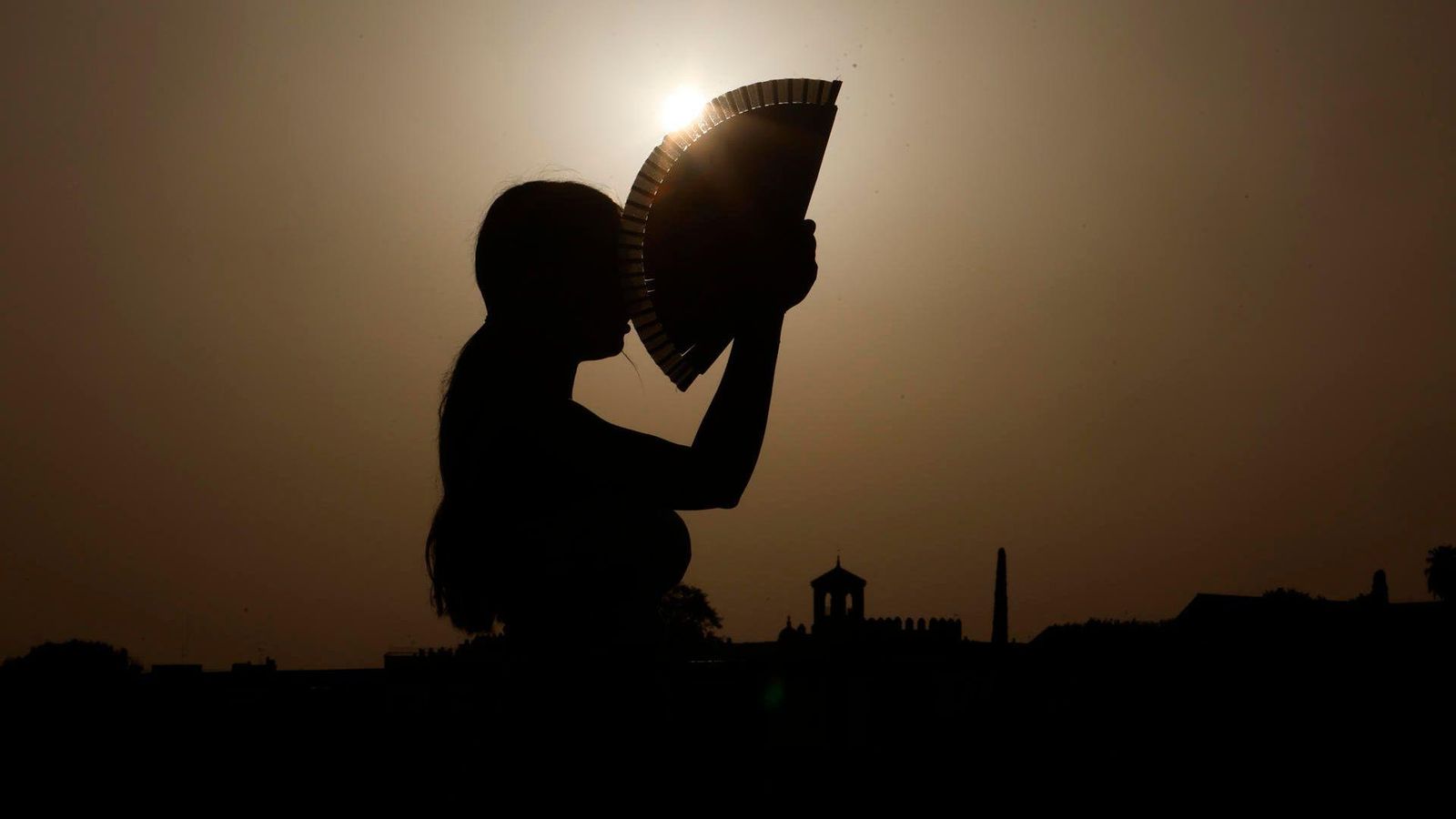 Una dona es venta per a refrescar-se, este diumenge