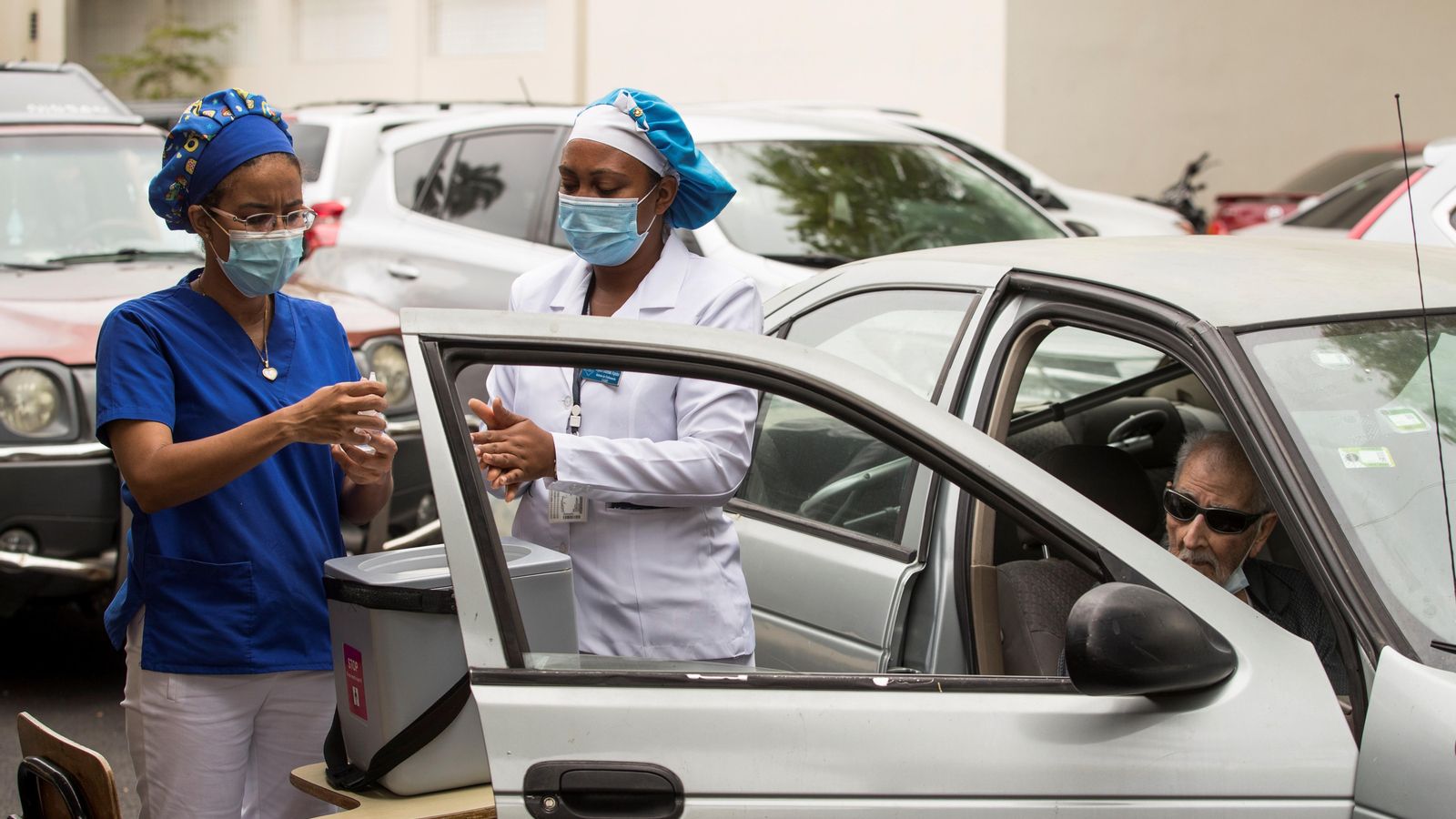 Un ancià rep a Santo Domingo (República Dominicana) una dosi de la vacuna Sinovac contra la covid-19 rebuda de la Xina