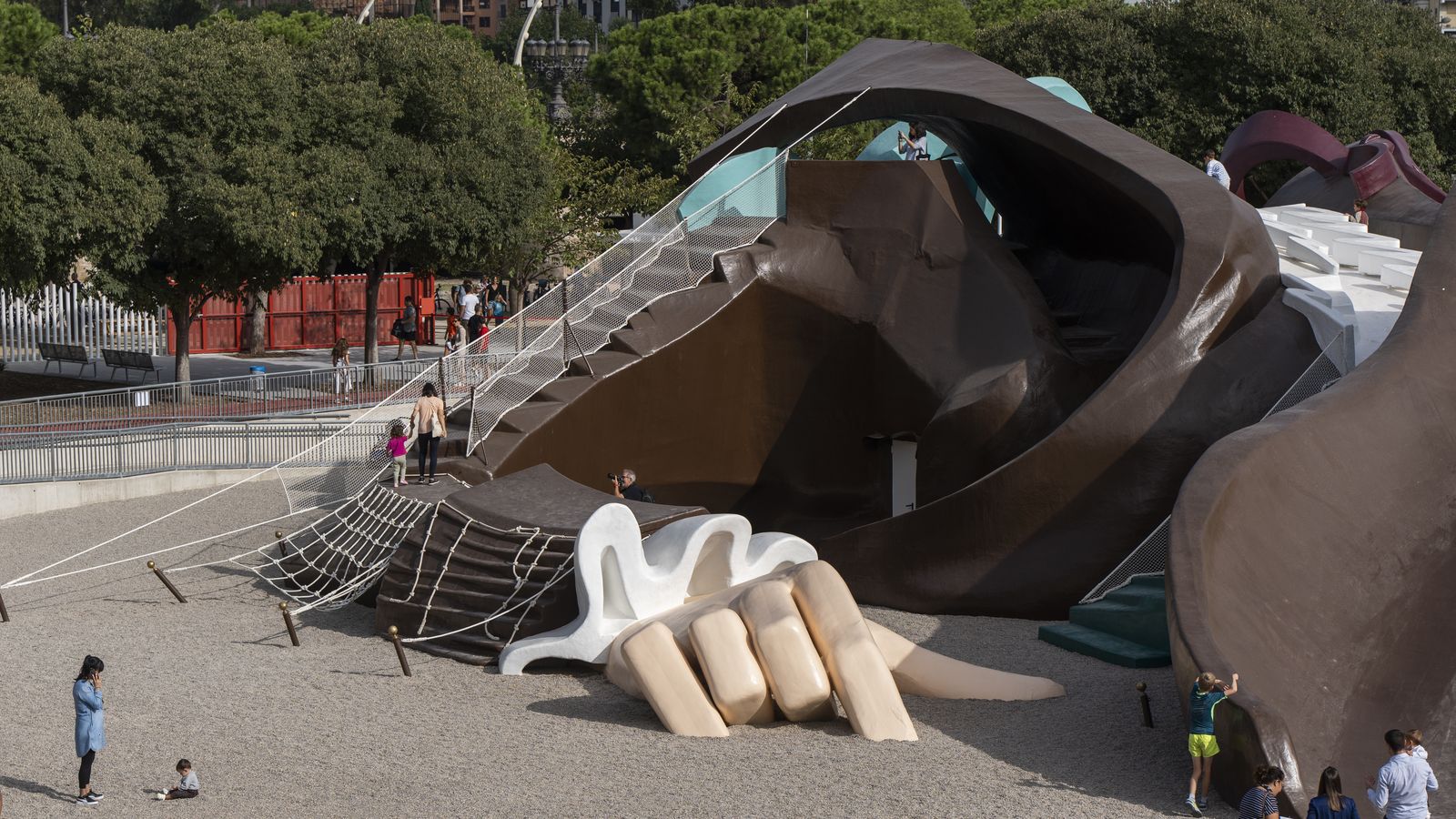 Mà dreta del gegant Gulliver el dia en què es va inaugurar aquesta gran estructura rehabilitatada, a l'octubre