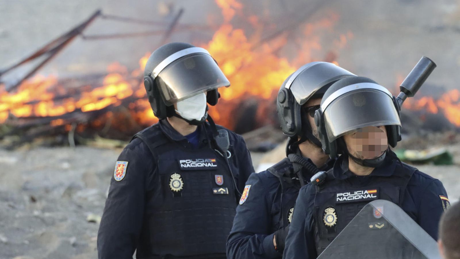 Presència policial per a evitar més incendis en les barraques constituïdes pels migrants a la platja d'El Trampolín este dijous a Ceuta.