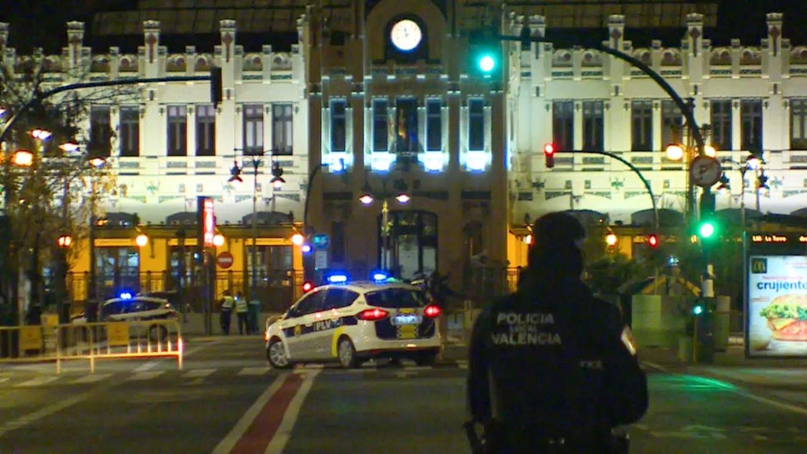 Un agent de la Policia Local de València en la mitjanit als afores de l'Estació del Nord de València