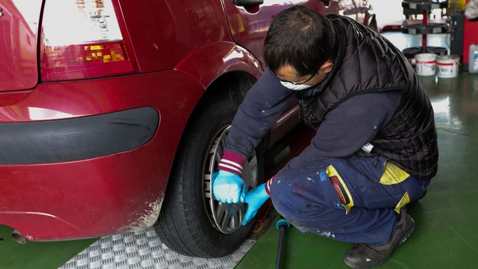 Un treballador del sector de l'automoció
