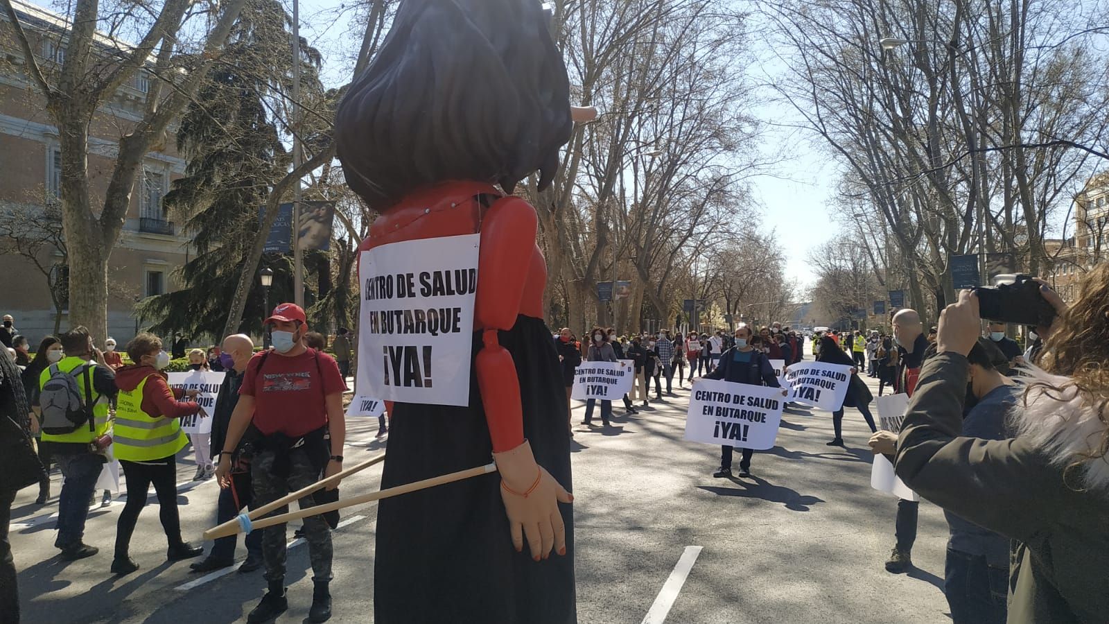 Esquena del ninot de Díaz Ayuso en la manifestació convocada per Marea Blanca