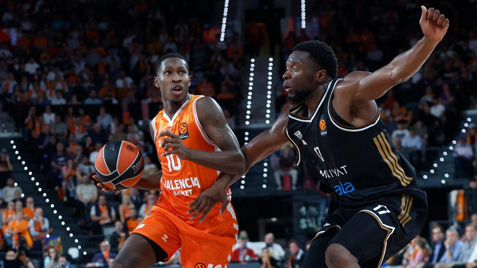 Omari Moore, en una acció del duel