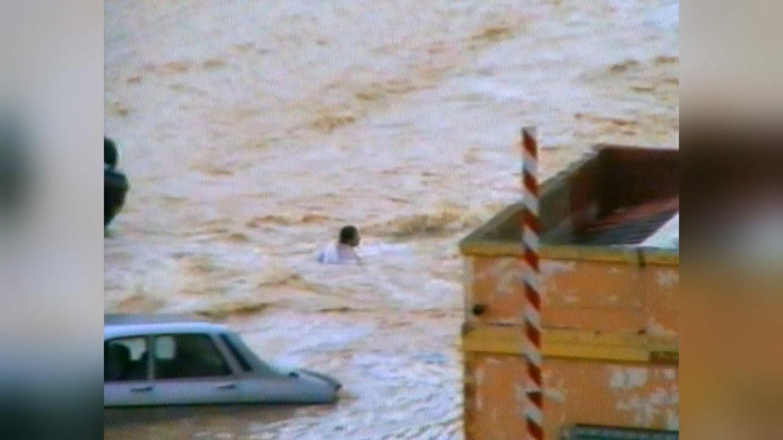 La intensa pluja va convertir els carrers d'Alacant en rius amb diversos metres d'aigua