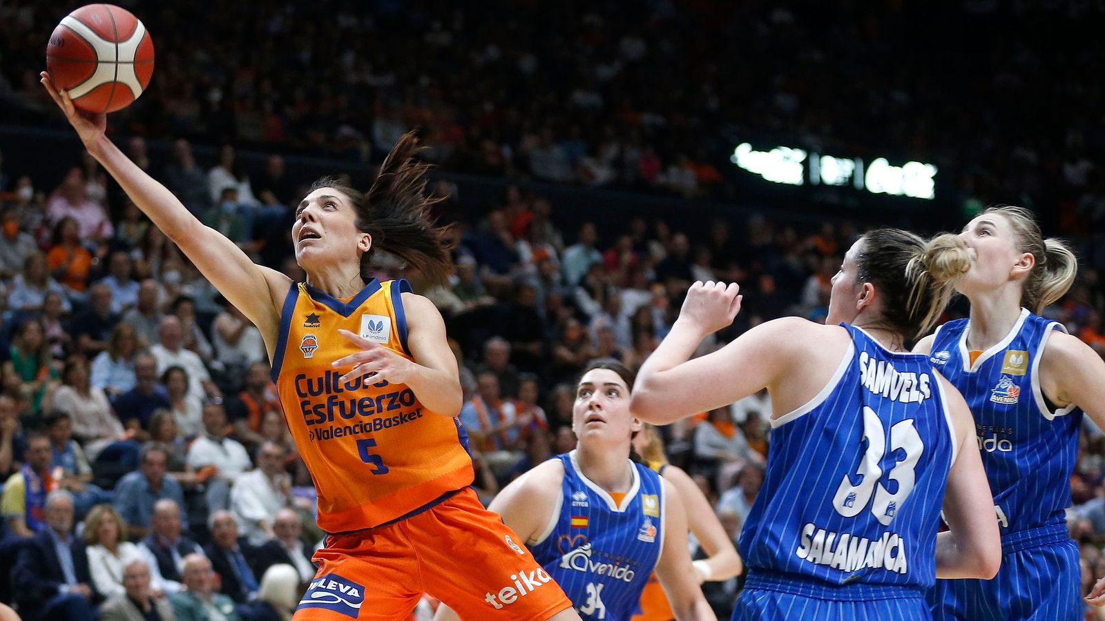 Cristina Ouviña, en un partit contra el Perfumerías Avenida de la temporada passada