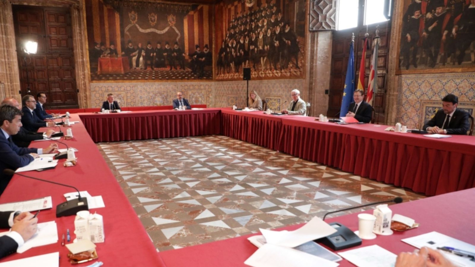 Puig presideix la reunió al Palau de la Generalitat, aquest dilluns