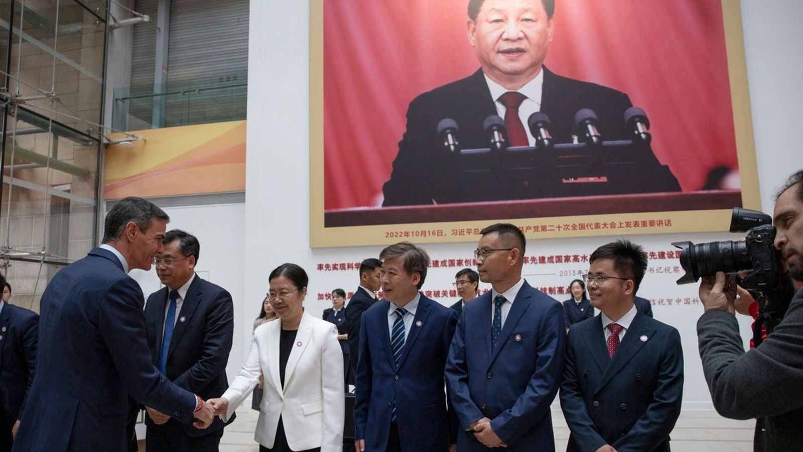 El president del govern espanyol Pedro Sánchez saluda els rectors de la Universitat de Tsinghua a Pequí