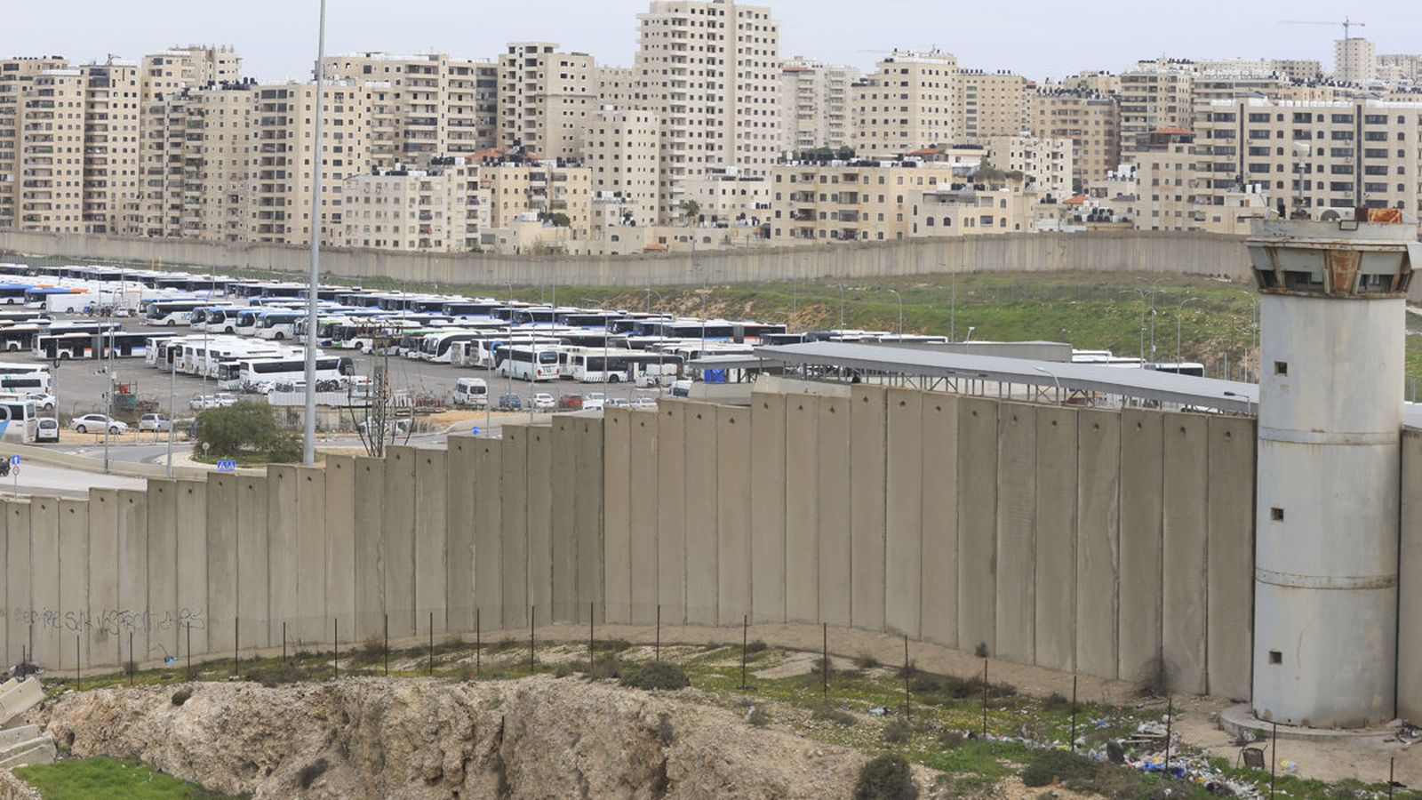 En imatge, el mur que separa Israel de Cisjordània, des de la part palestina