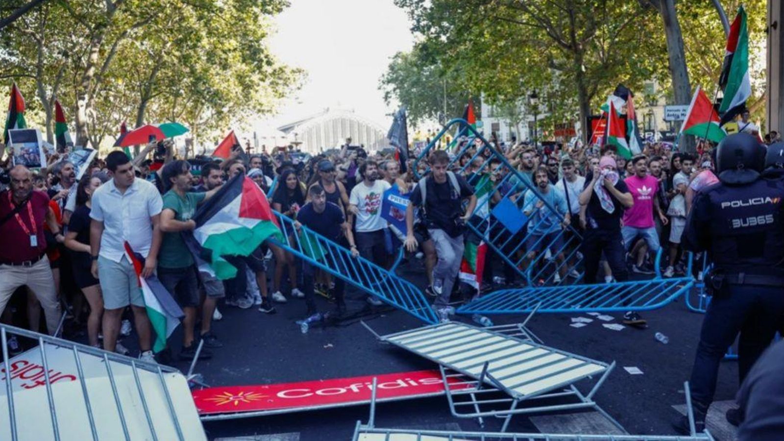 Els manifestants van tirar tanques de la Vuelta a la calçada posant en perill la seguretat dels ciclistes