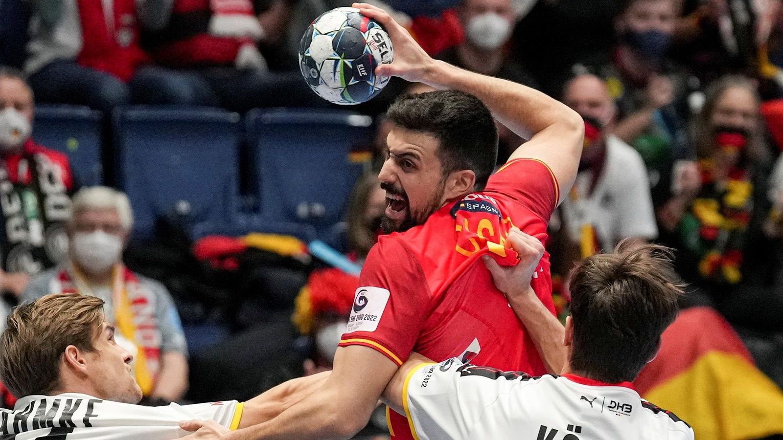 Casado intenta fer un llançament a porteria