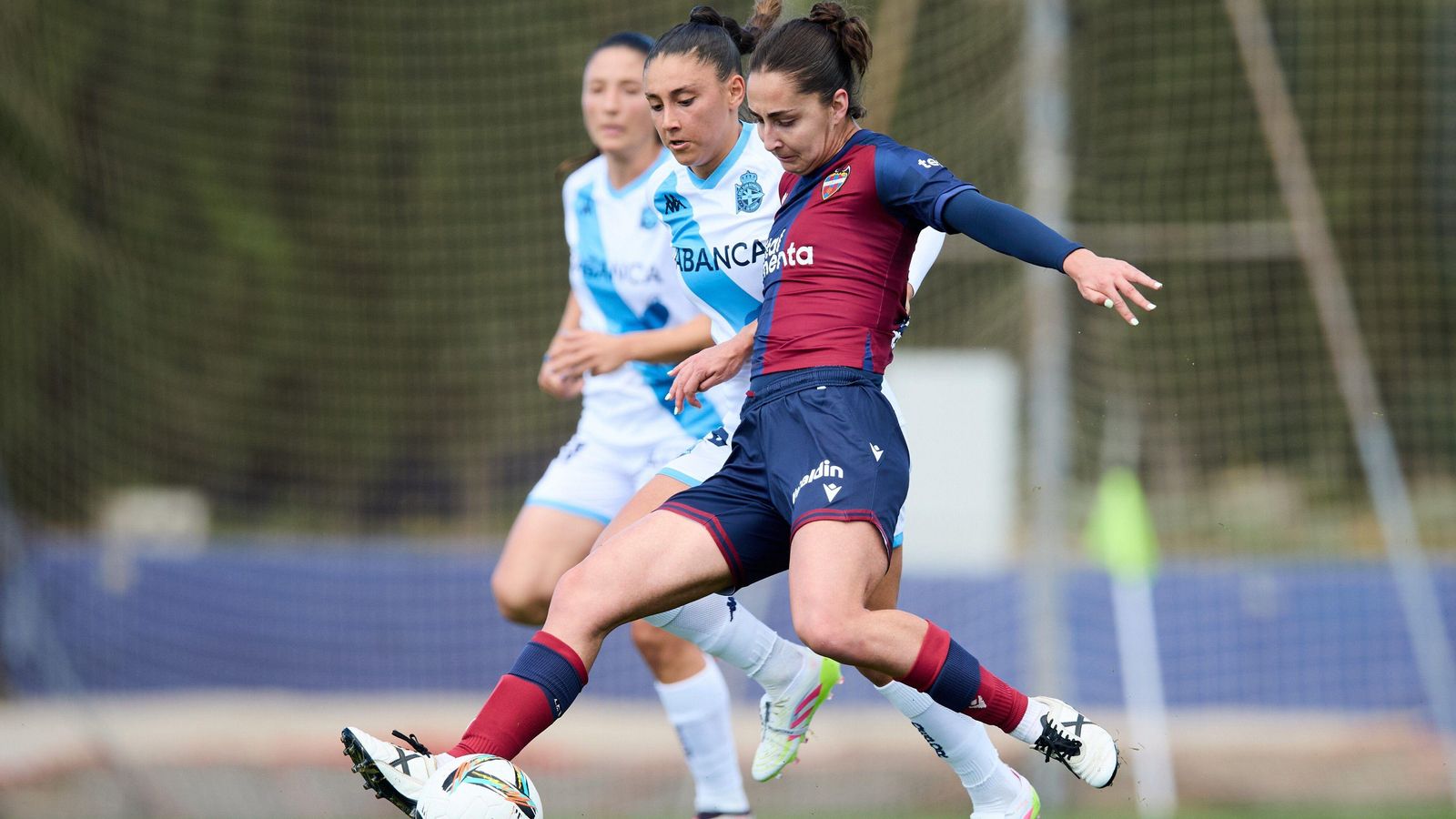 Una jugadora del Llevant, en una acció del duel