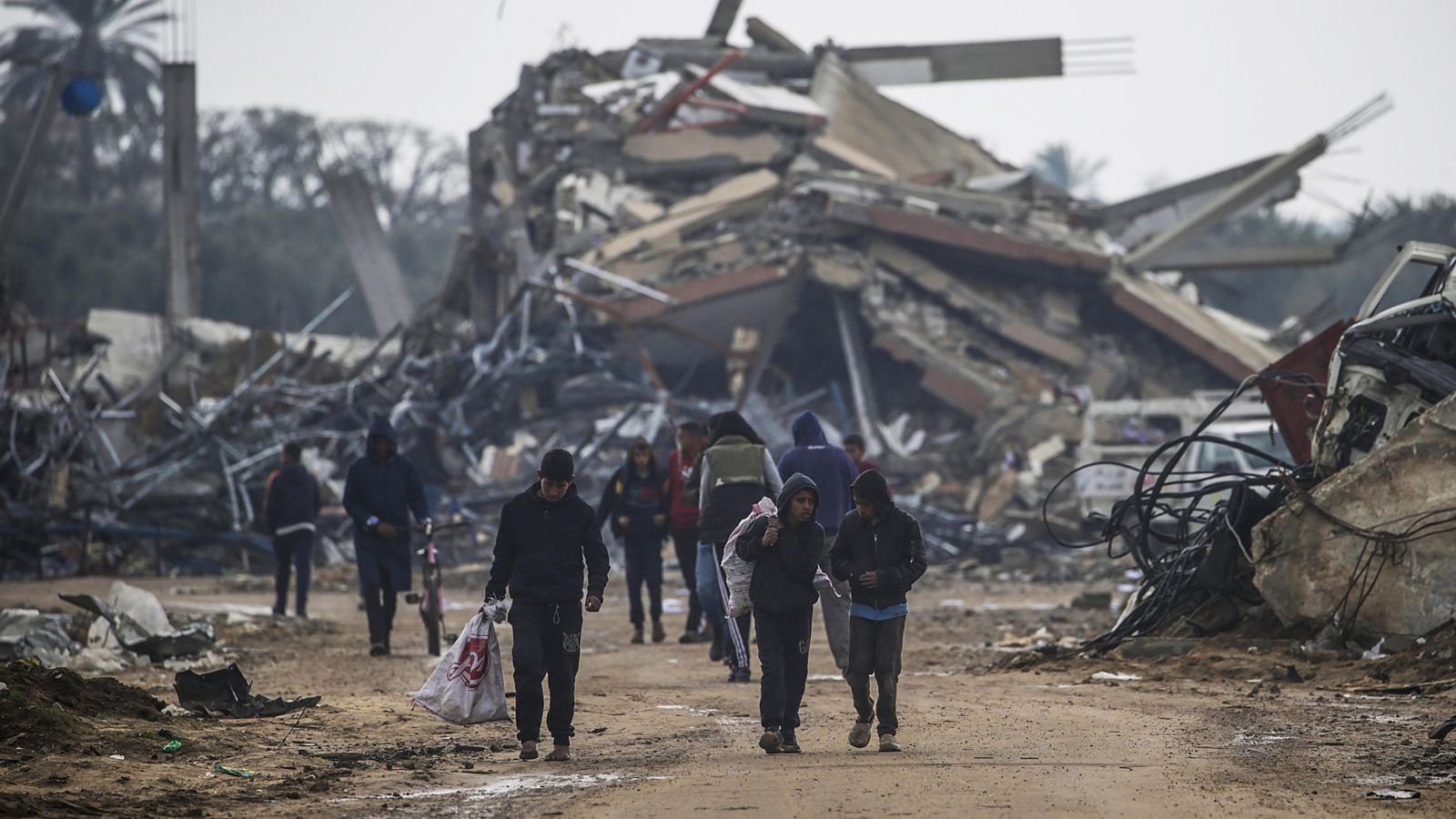 Un grup de menors palestins camina entre enderrocs al camp de refugiats d'Al Nusairat, al centre de Gaza