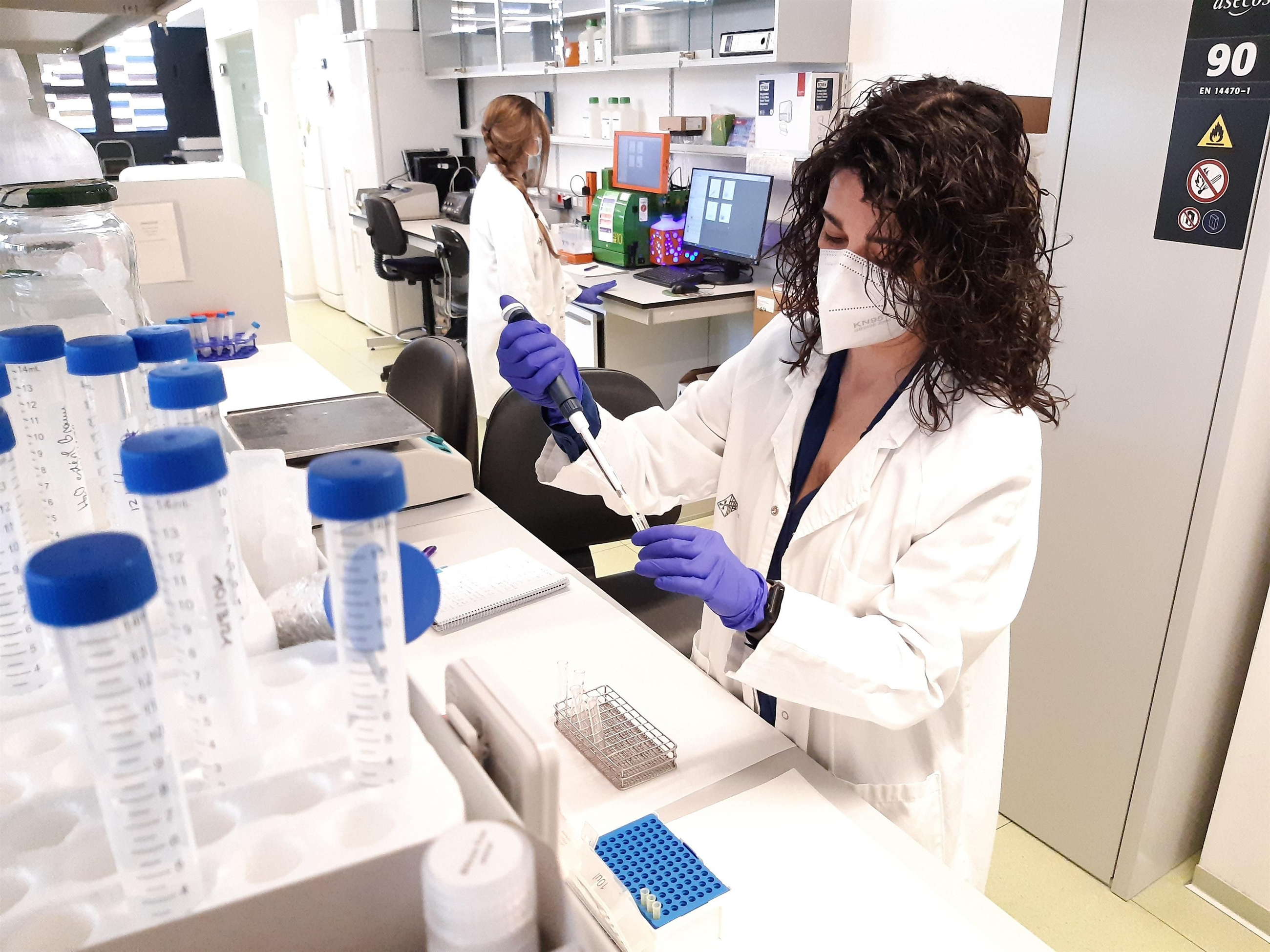 Imatge d'una investigadora de l'Hospital de la Santa Creu i Sant Pau Imatge d'una investigadora de l'Hospital de la Santa Creu i Sant Pau