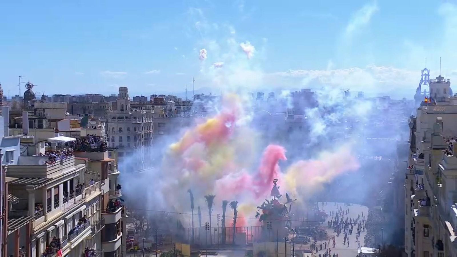 Mascletà a la plaça de l'ajuntament de València