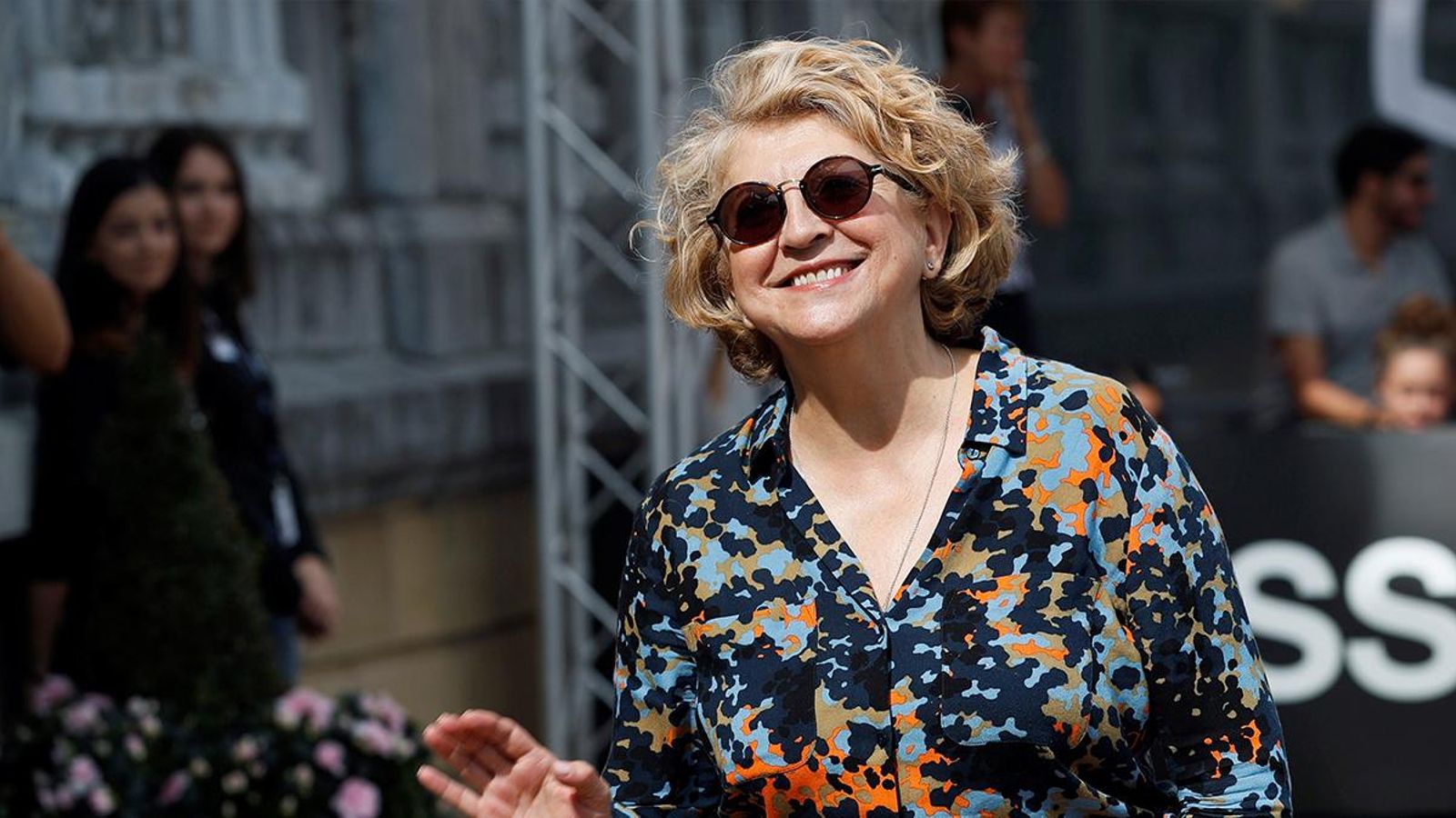 La productora Esther García a la seua arribada a l'hotel on s'allotgen els convidants de la 66 edició del Festival de Cine de Sant Sebastià